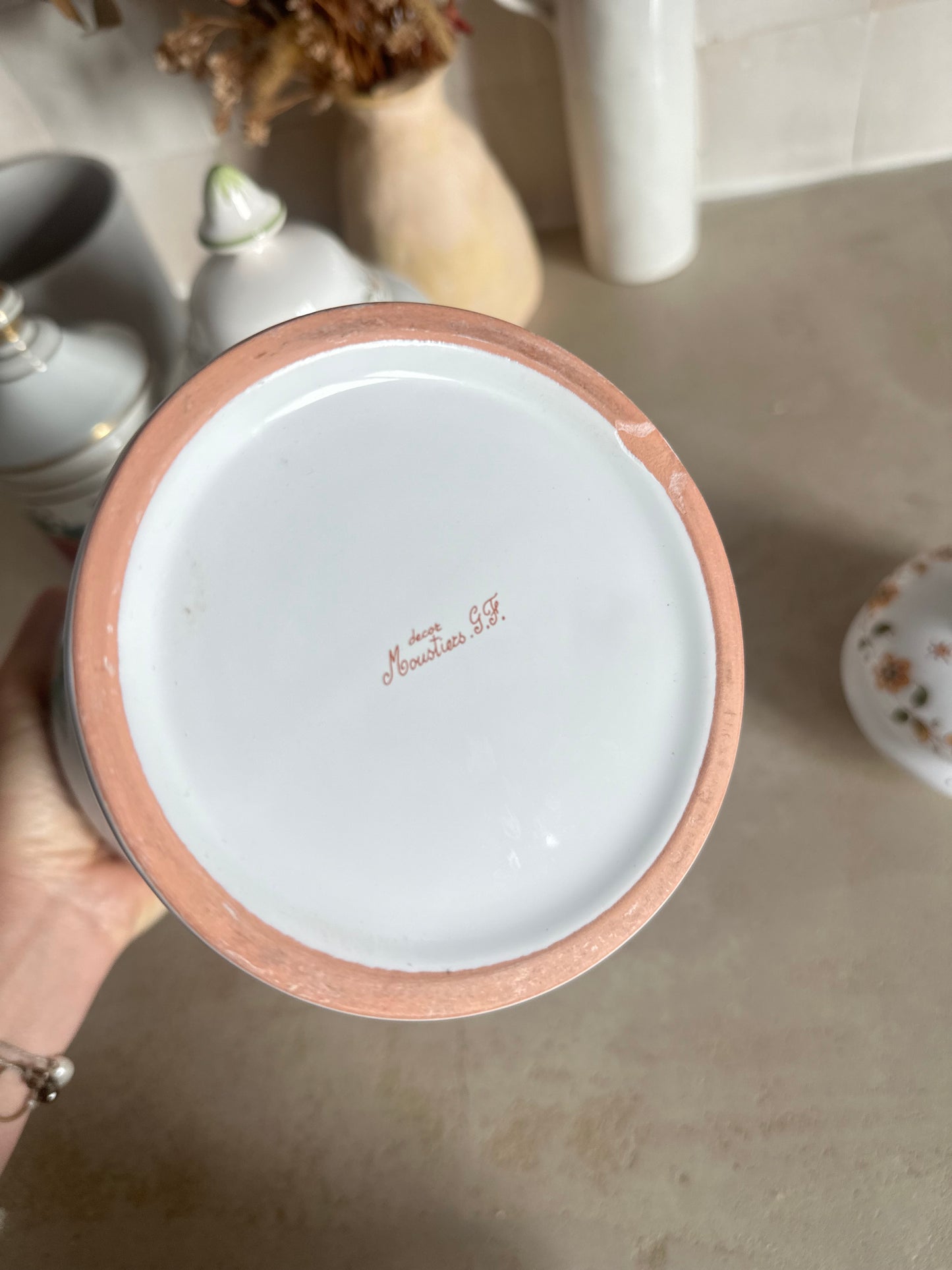 Pot à pharmacie « Theriaca » en faïence de Moustiers