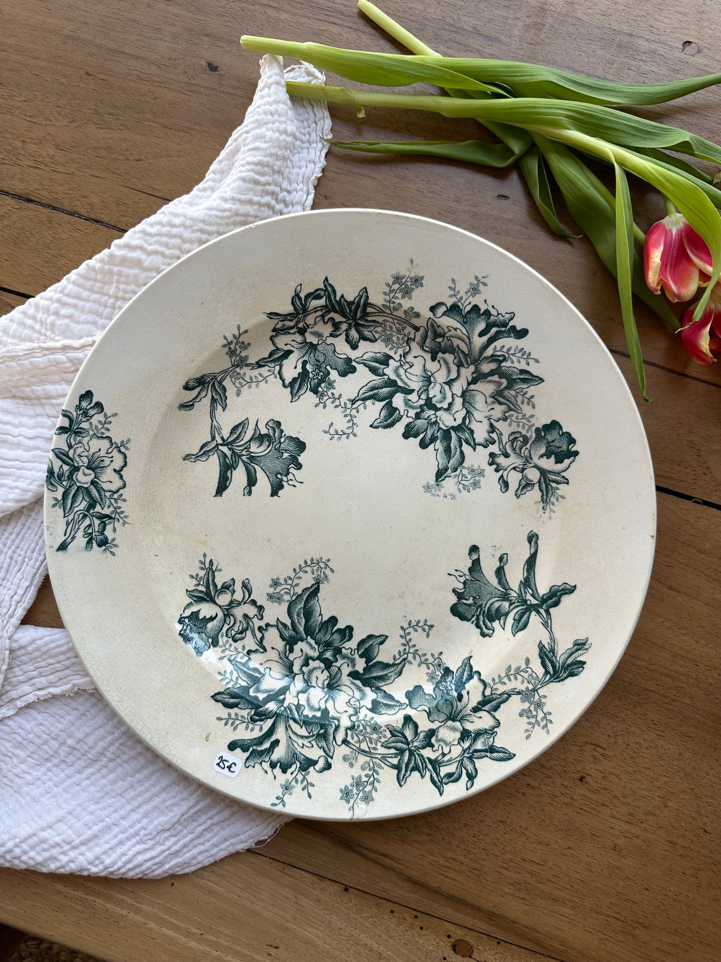 Grand plat rond de service en terre de fer De Raymonde à Zoé