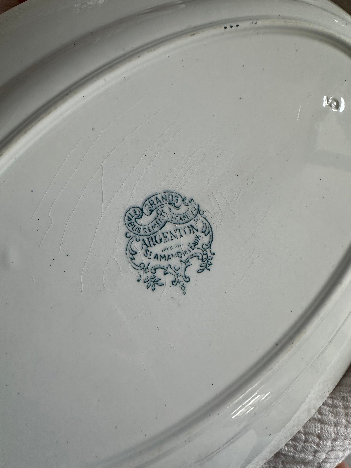 Grand plat oval de service en terre de fer De Raymonde à Zoé