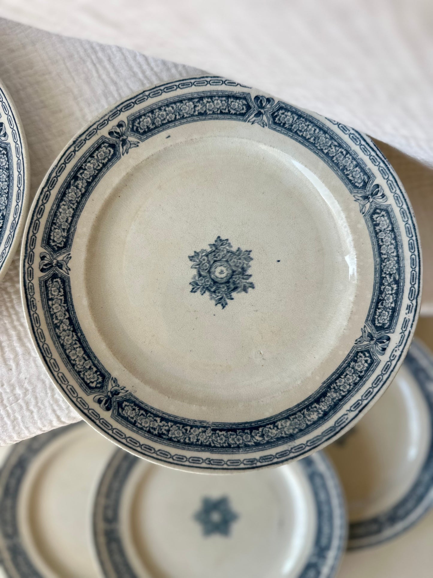 5 assiettes terre de fer De Raymonde à Zoé