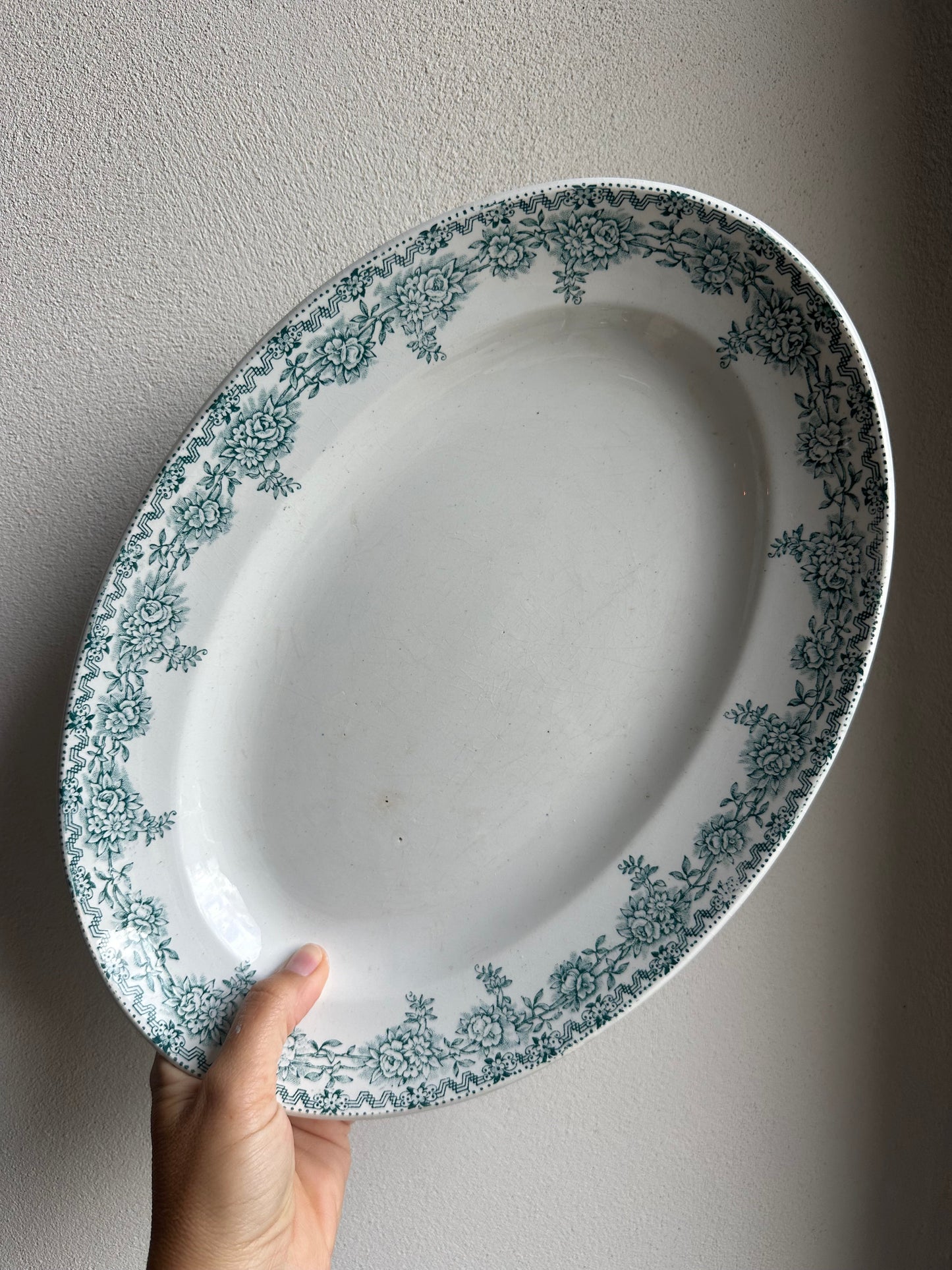 Grand plat oval de service en terre de fer De Raymonde à Zoé