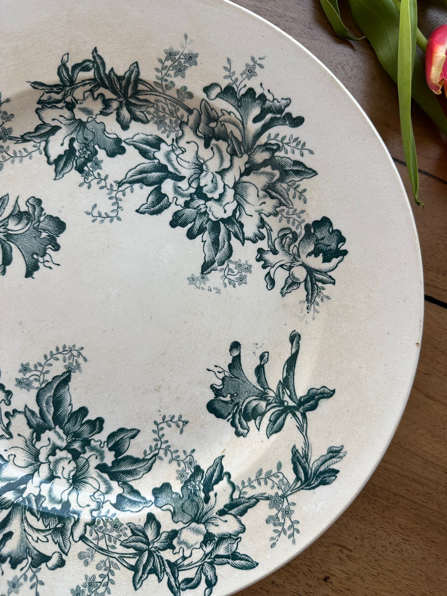 Grand plat rond de service en terre de fer De Raymonde à Zoé