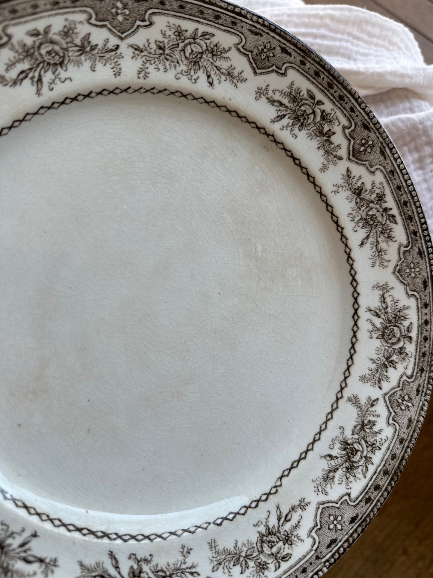 Assiette plates terre de fer De Raymonde à Zoé
