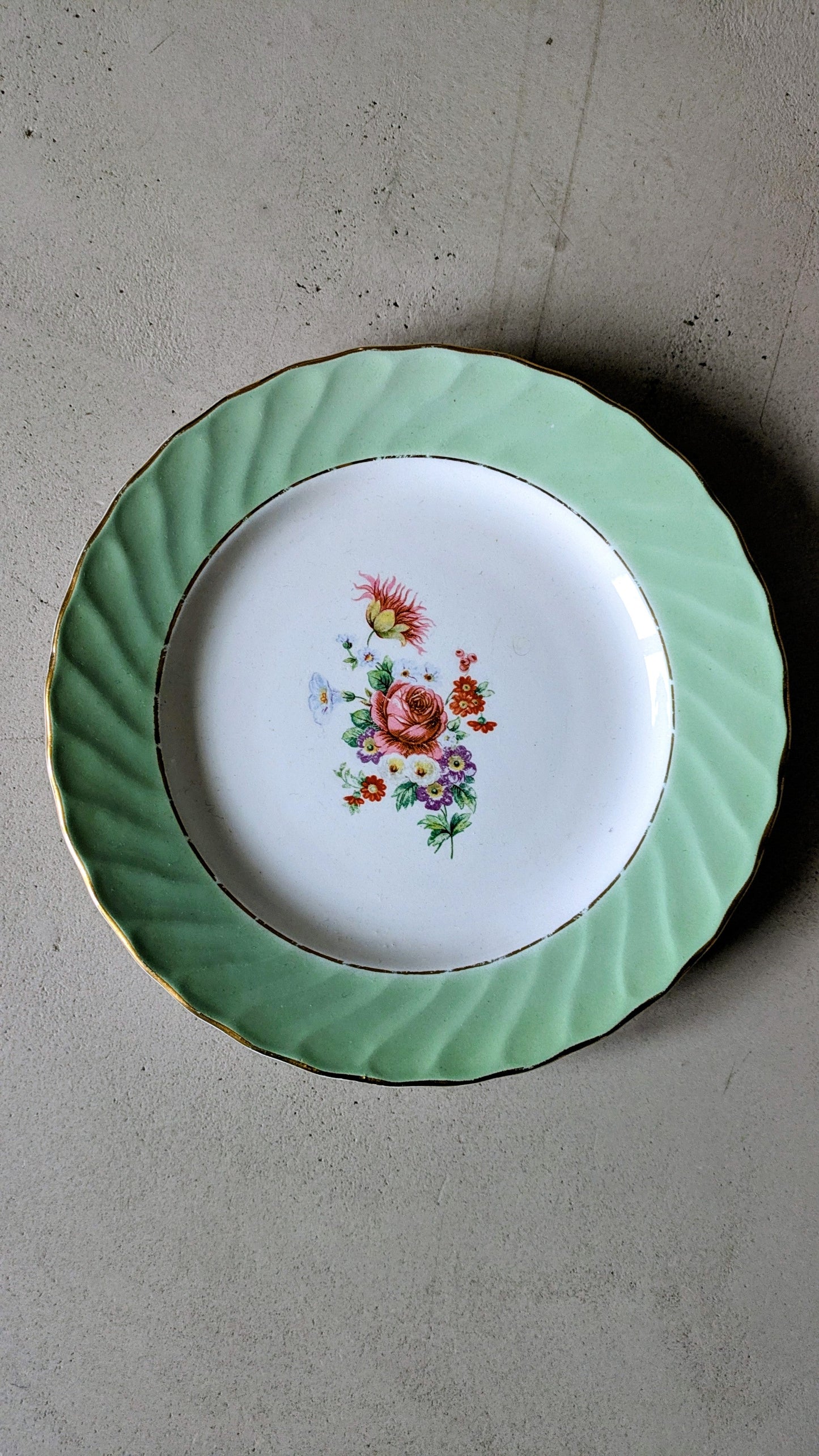 9 assiettes à dessert et son plat assorti en faience de Salins De Raymonde à Zoé