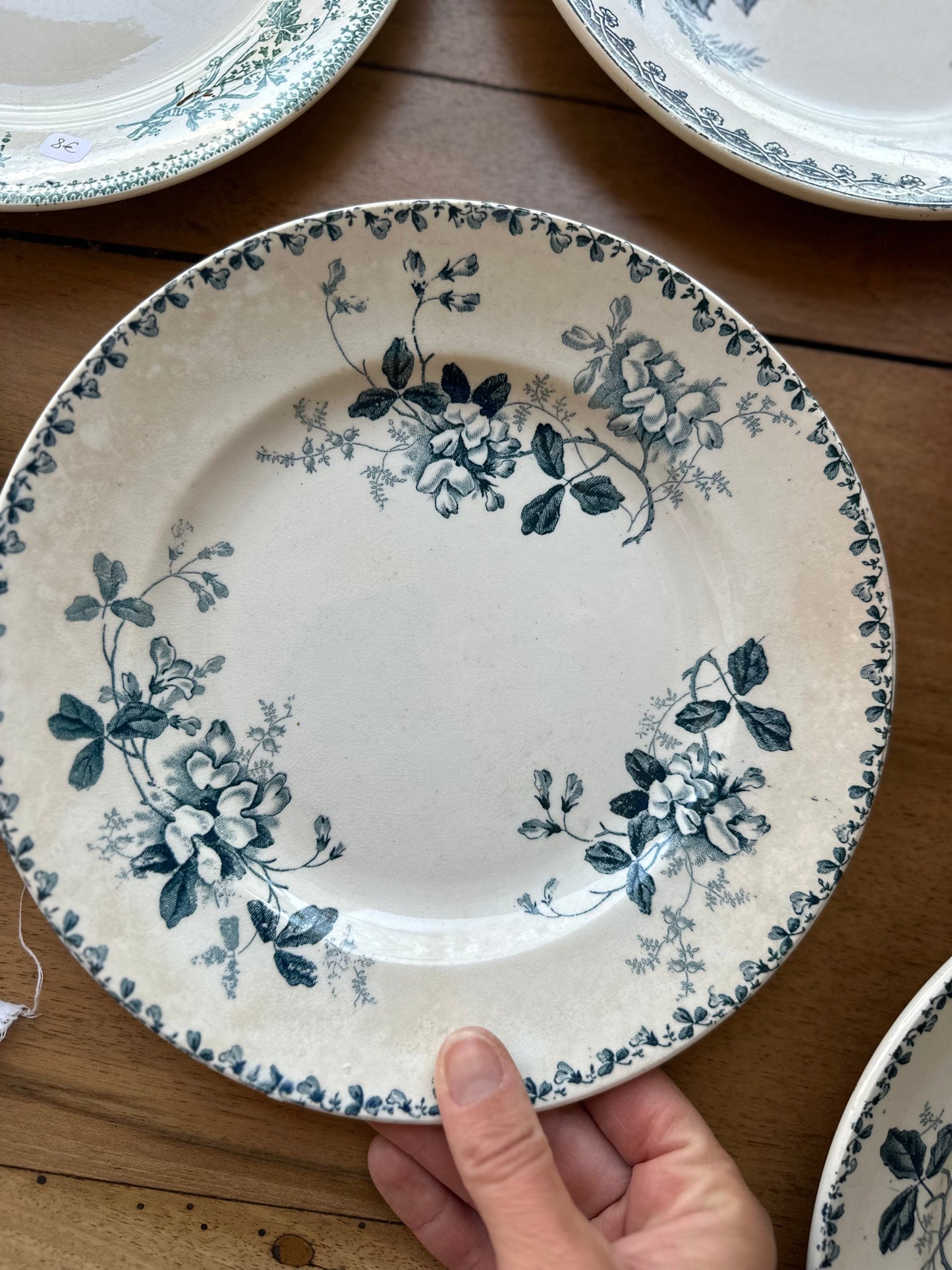 Assiette plate terre de fer De Raymonde à Zoé