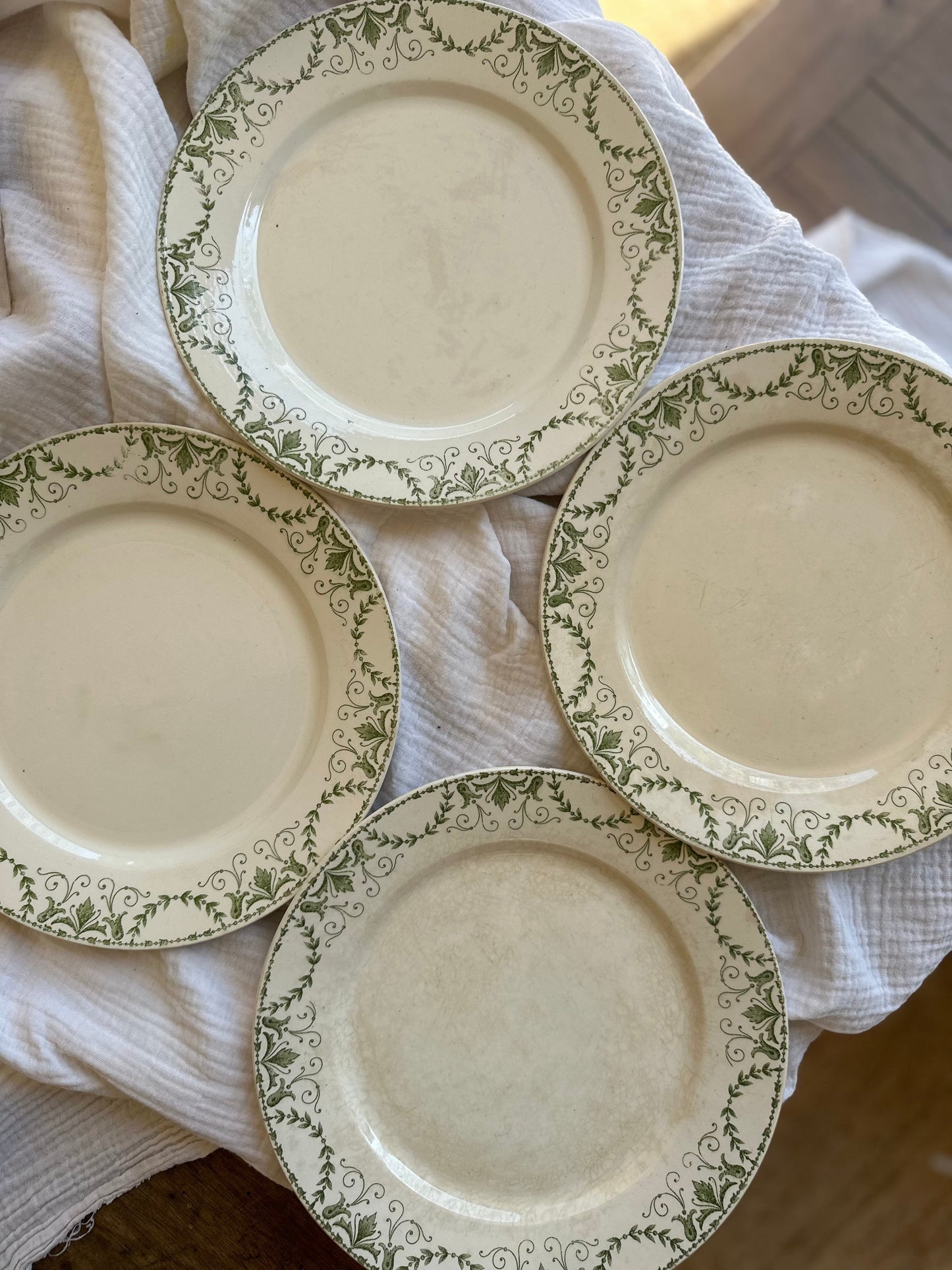 4 assiettes plates terre de fer De Raymonde à Zoé