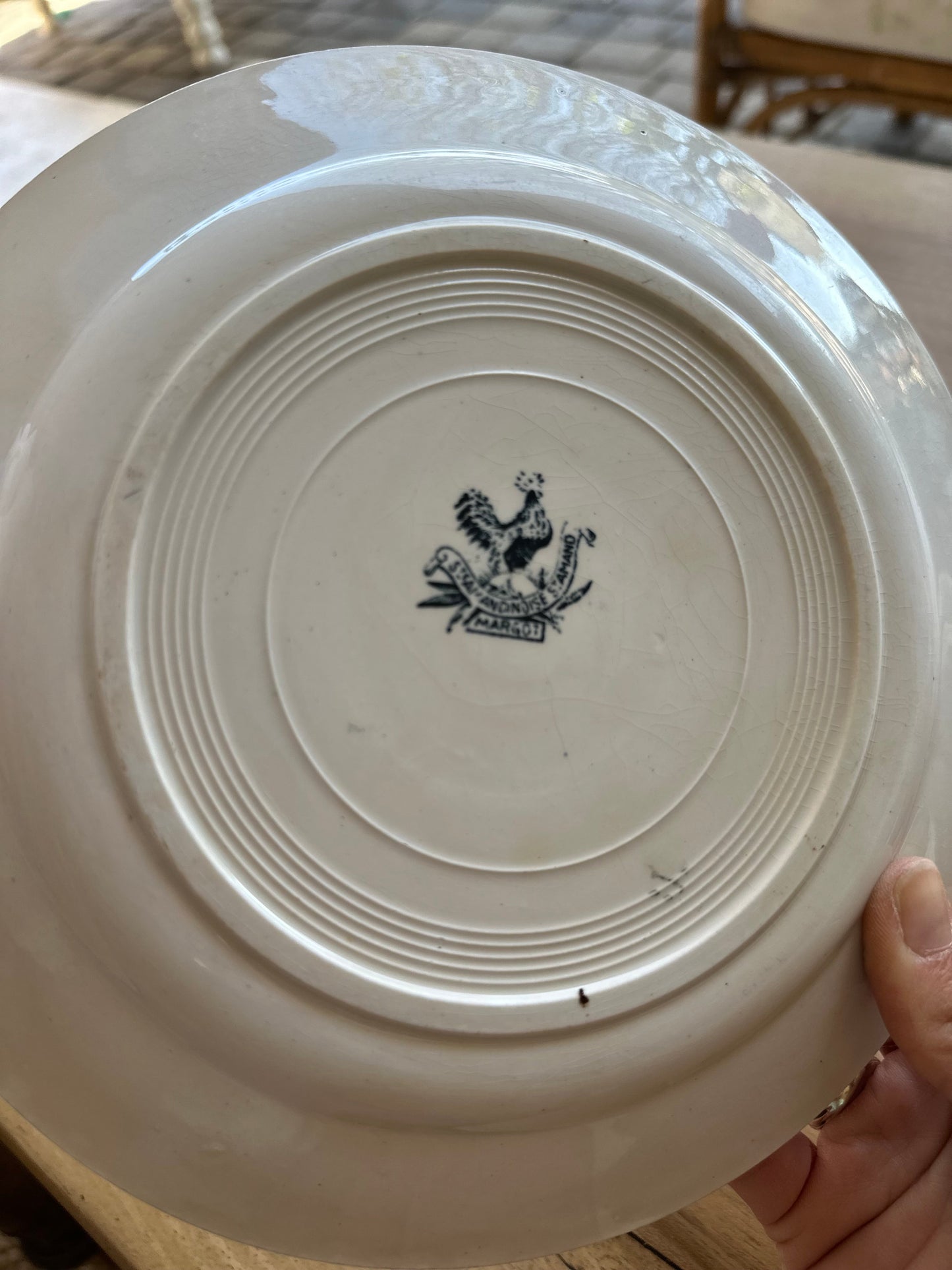 Assiette plate terre de fer De Raymonde à Zoé