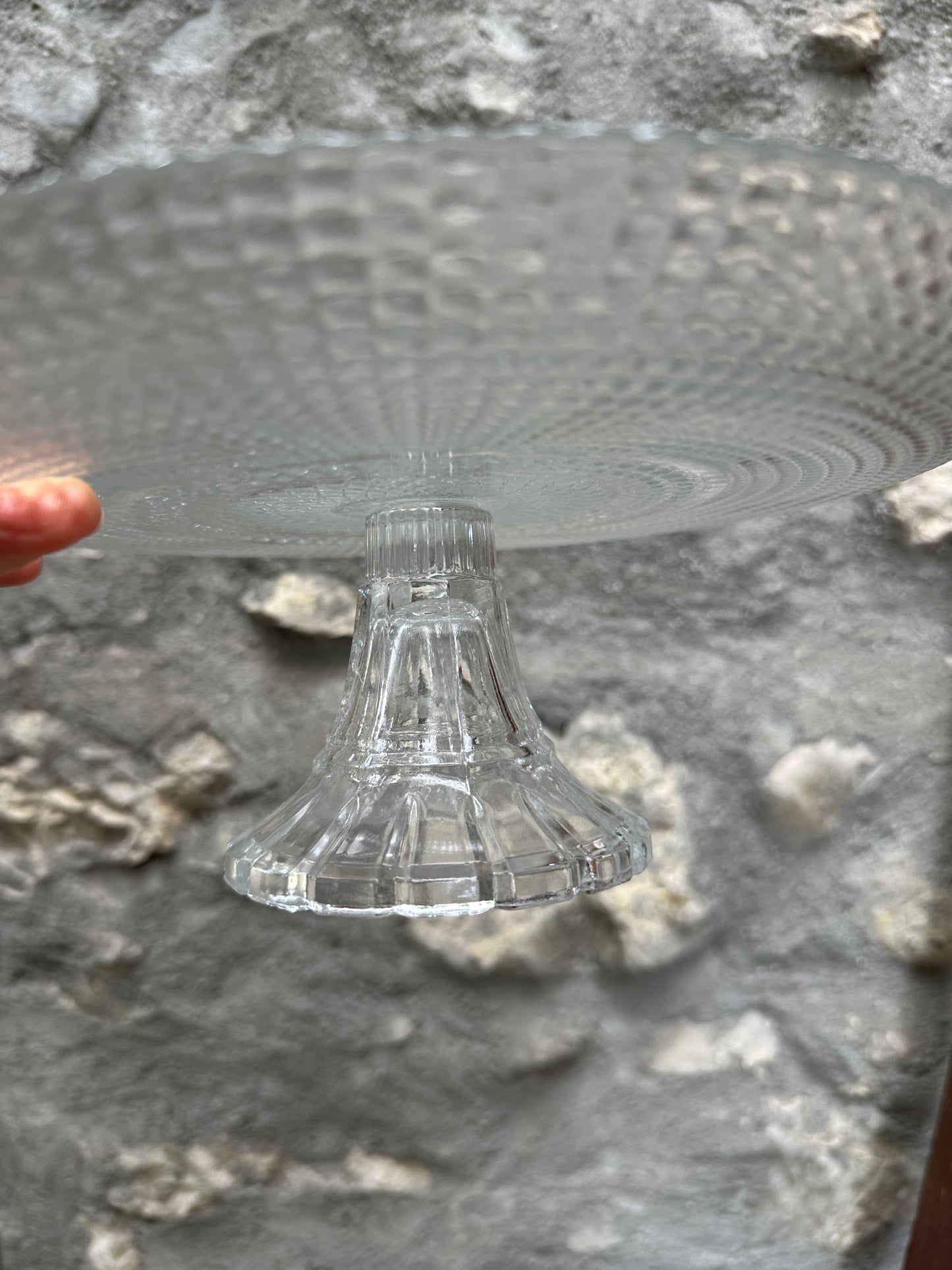 Plat sur pied en verre moulé De Raymonde à Zoé