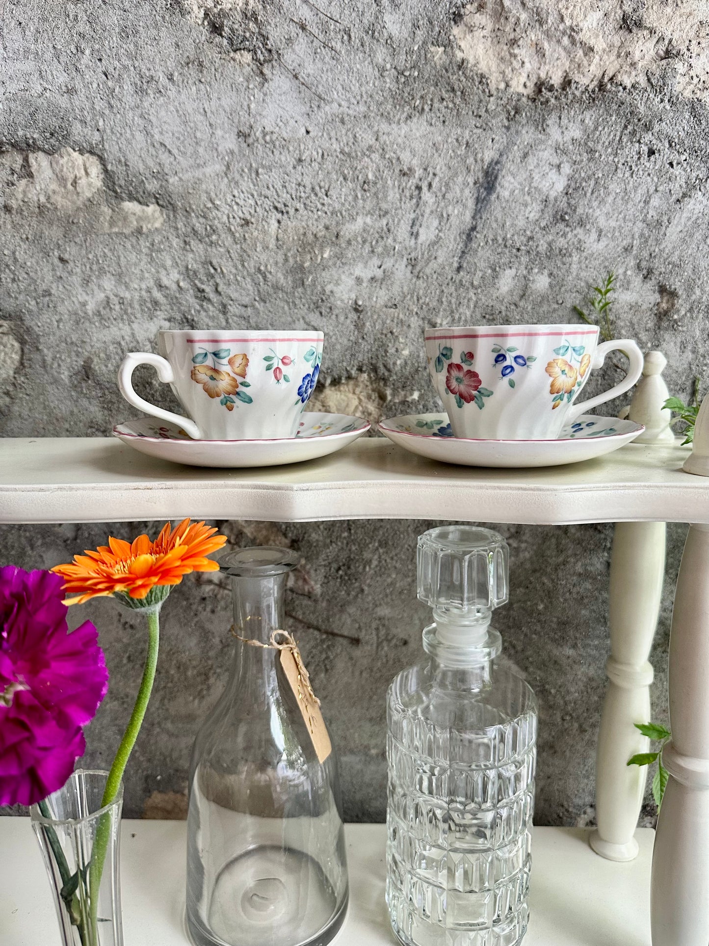 Duo de tasses à thé/cafe allongé et leur soucoupe assortie. De Raymonde à Zoé