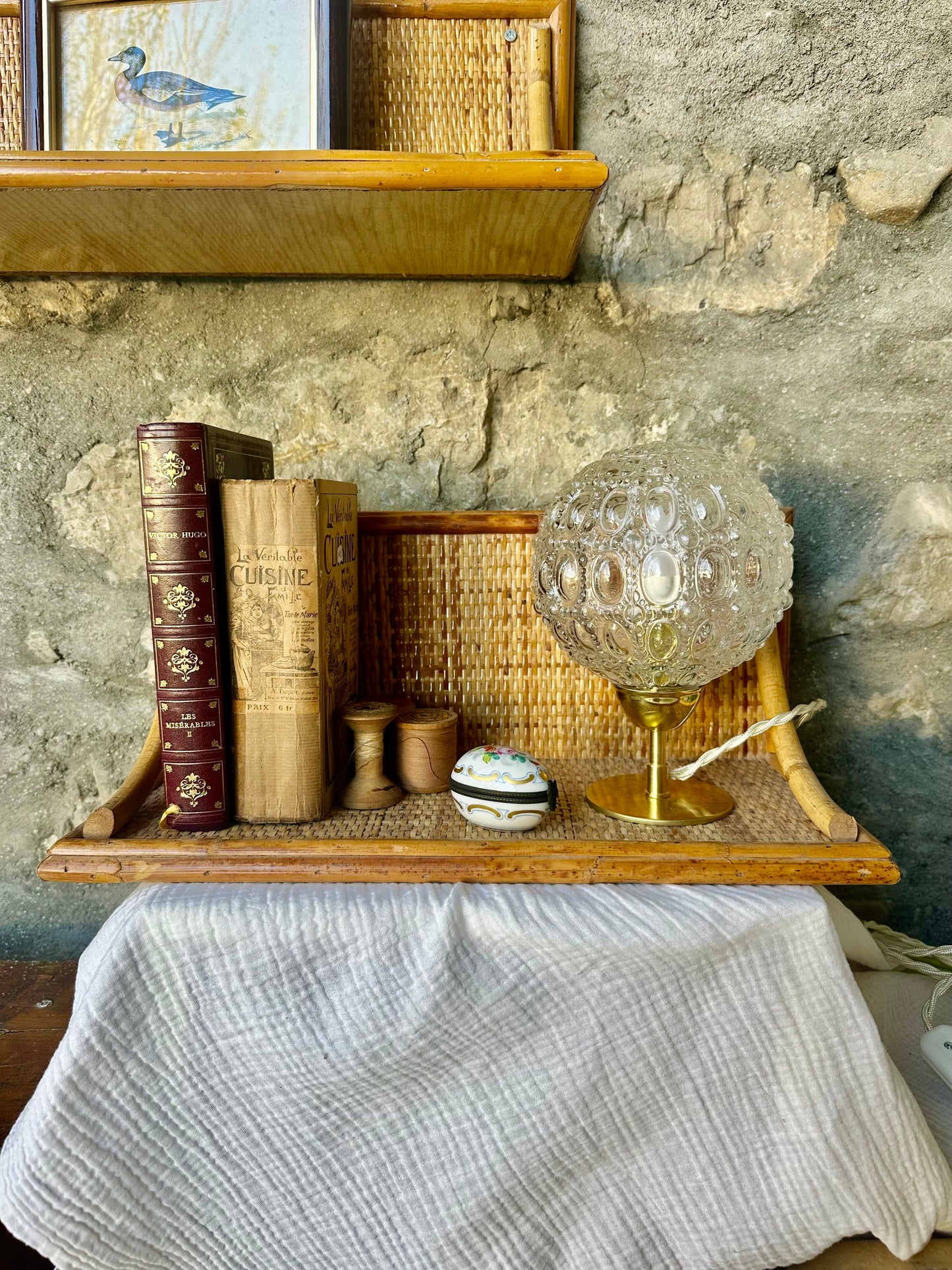 Lampe sur pied, globe chiné et cordon torsadé ivoire en tissu De Raymonde à Zoé