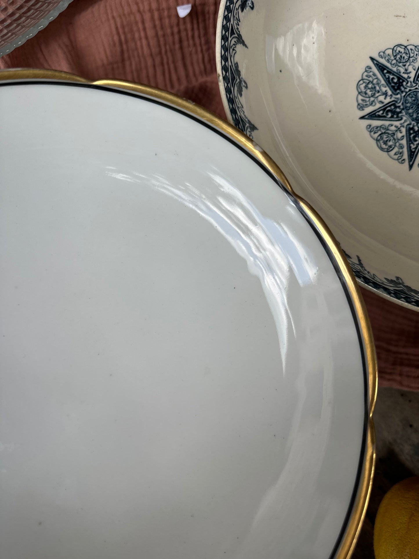 Plat sur pied en porcelaine De Raymonde à Zoé