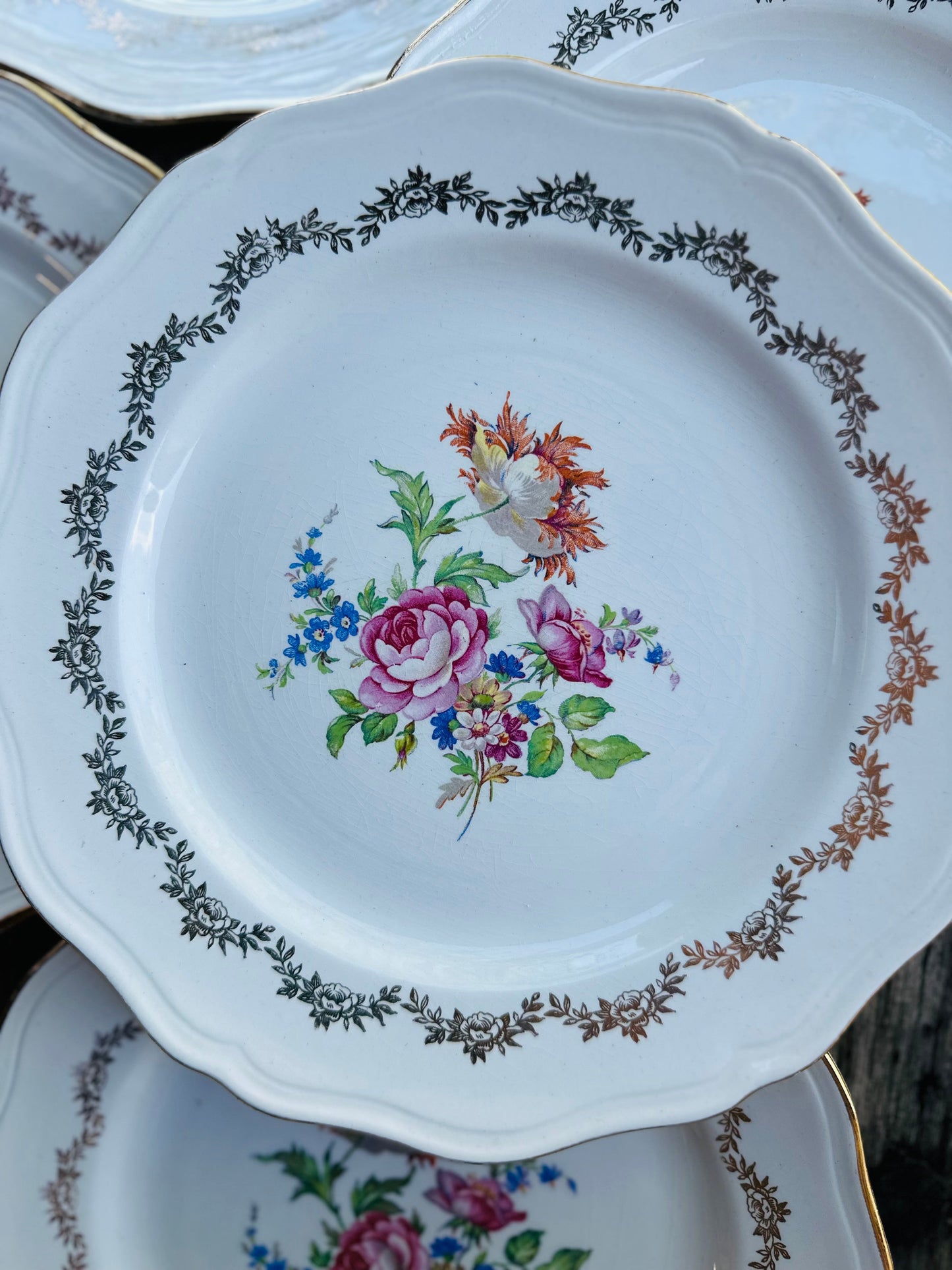 Ensemble de 5 assiettes plates en porcelaine fleurie De Raymonde à Zoé