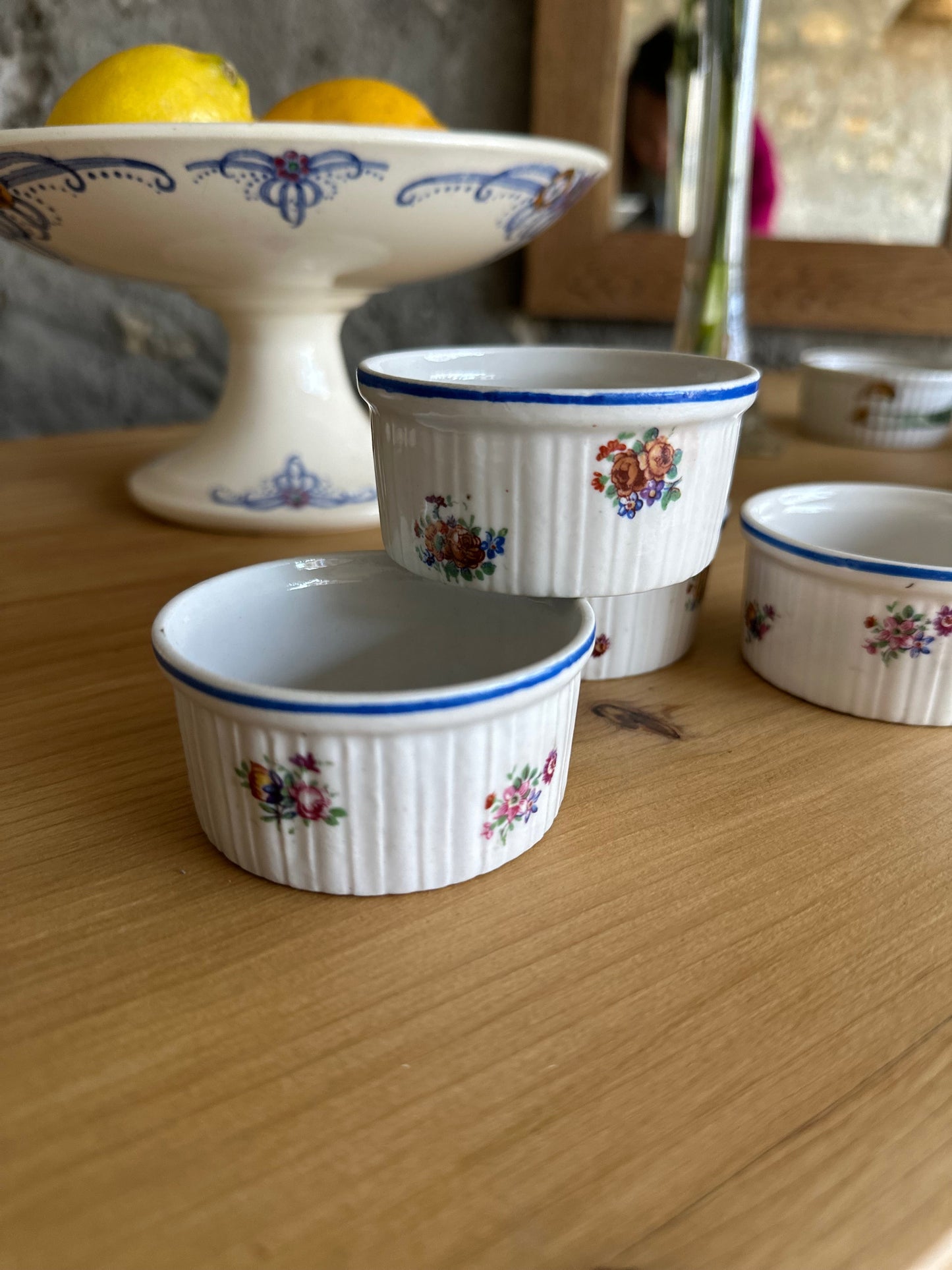 Ramequins en faience fleurie De Raymonde à Zoé