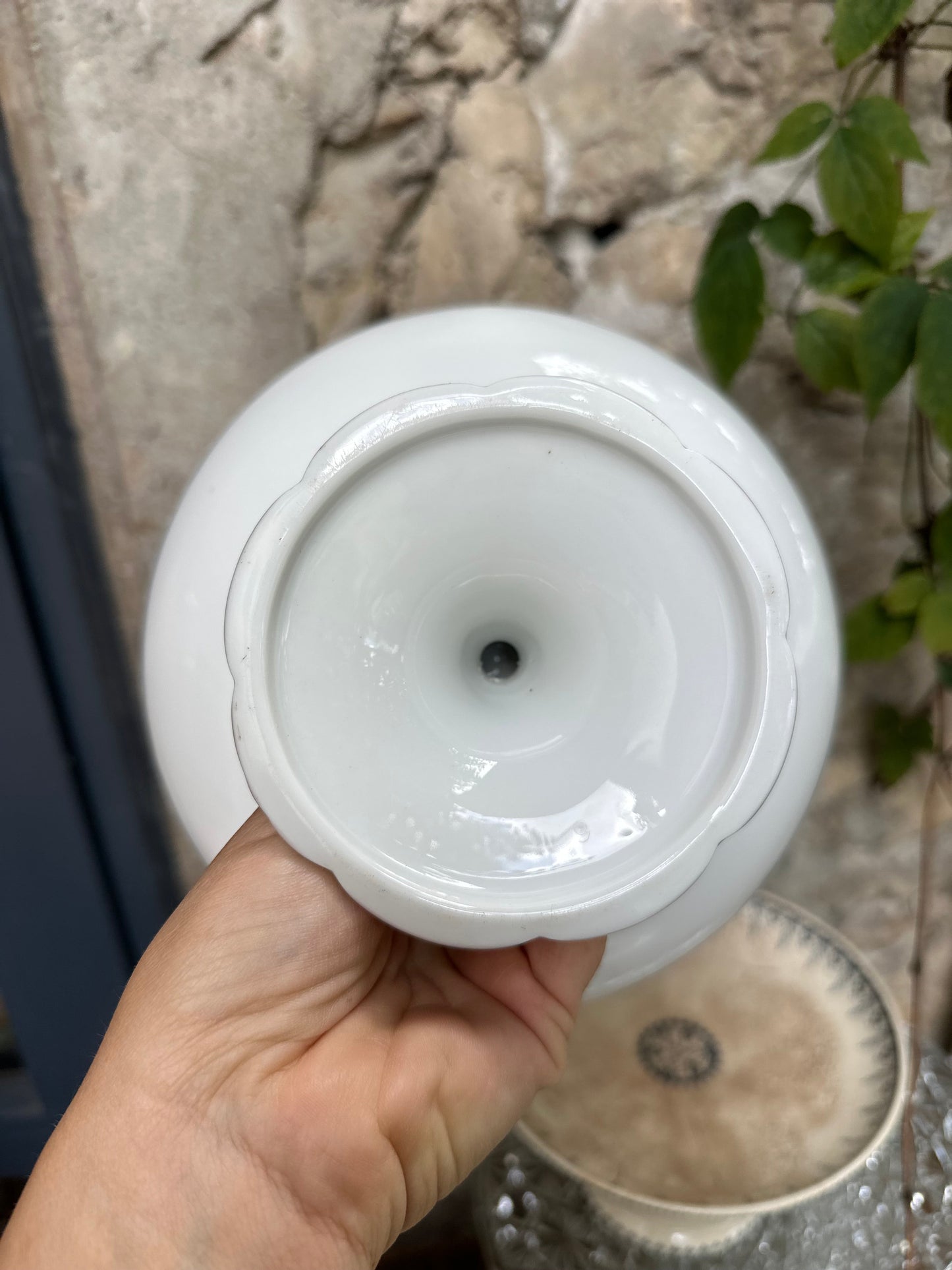 Plat sur pied en porcelaine De Raymonde à Zoé
