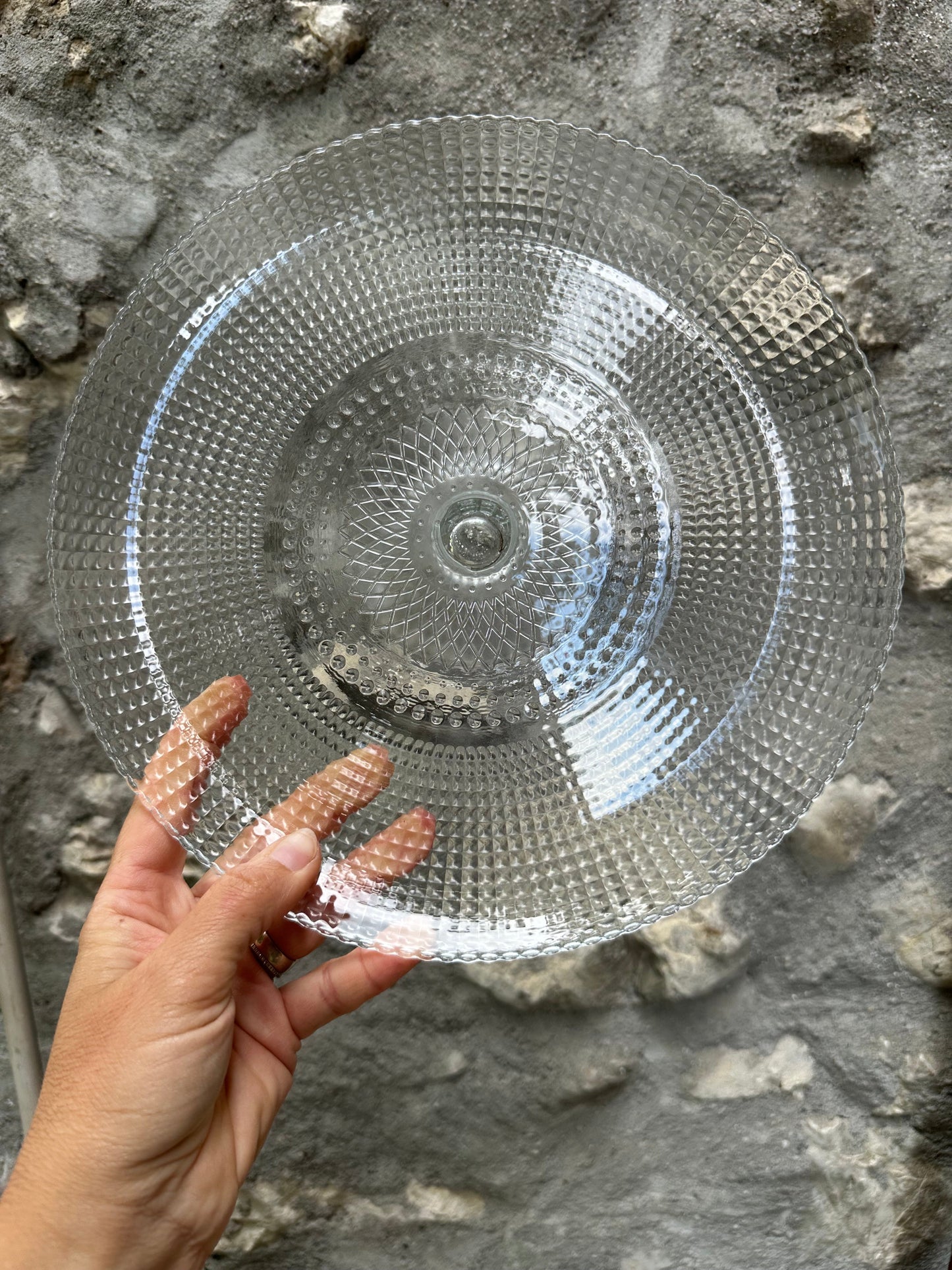 Plat sur pied en verre moulé De Raymonde à Zoé
