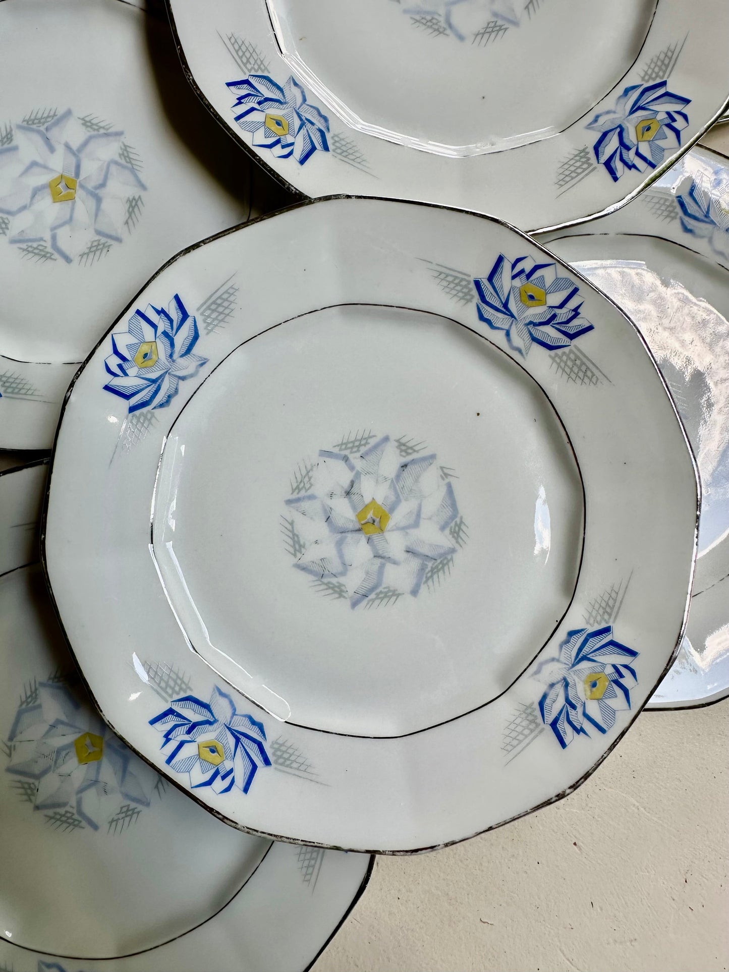 7 assiettes à dessert en porcelaine de Limoges De Raymonde à Zoé