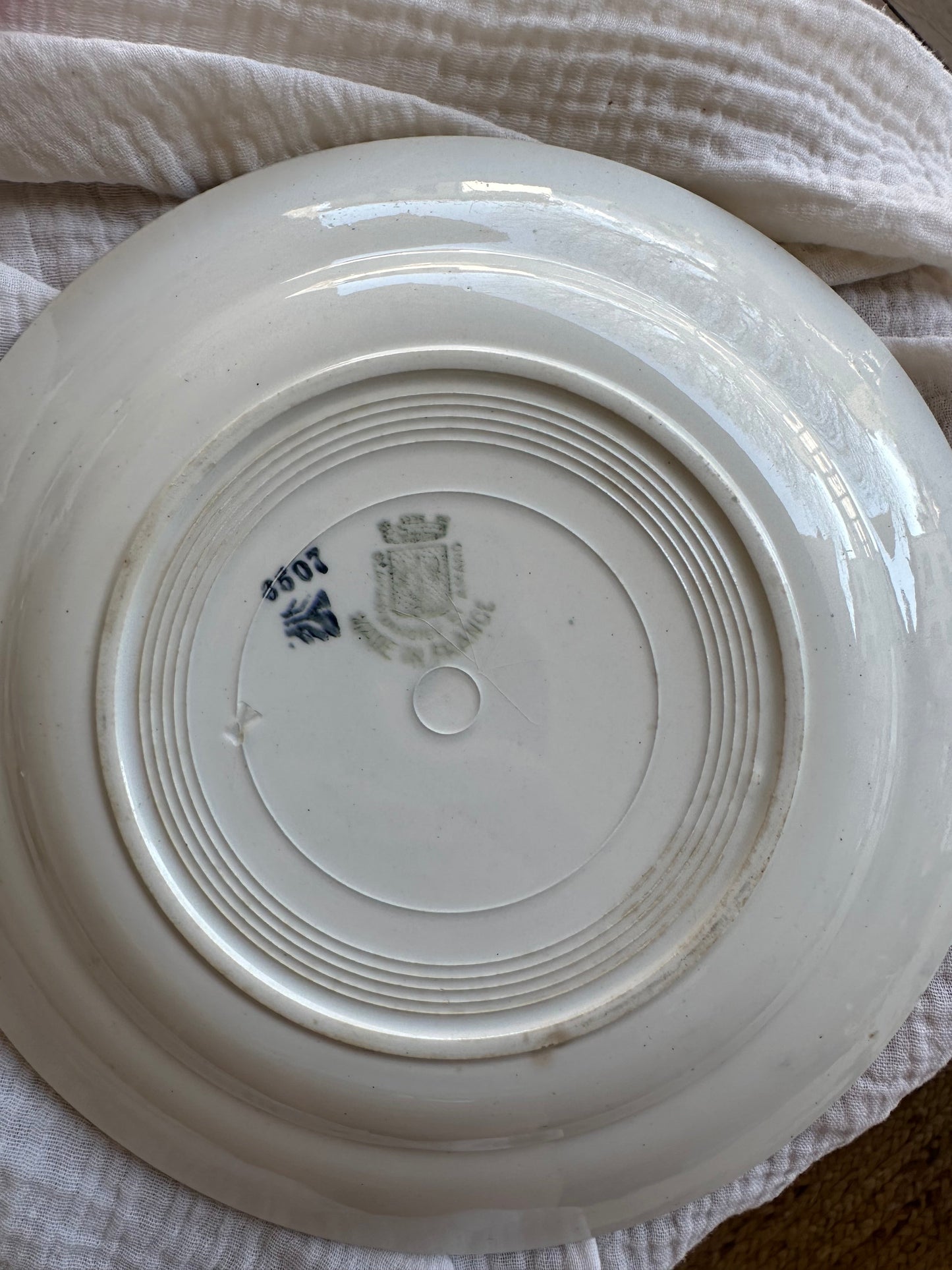 Assiette plate terre de fer De Raymonde à Zoé