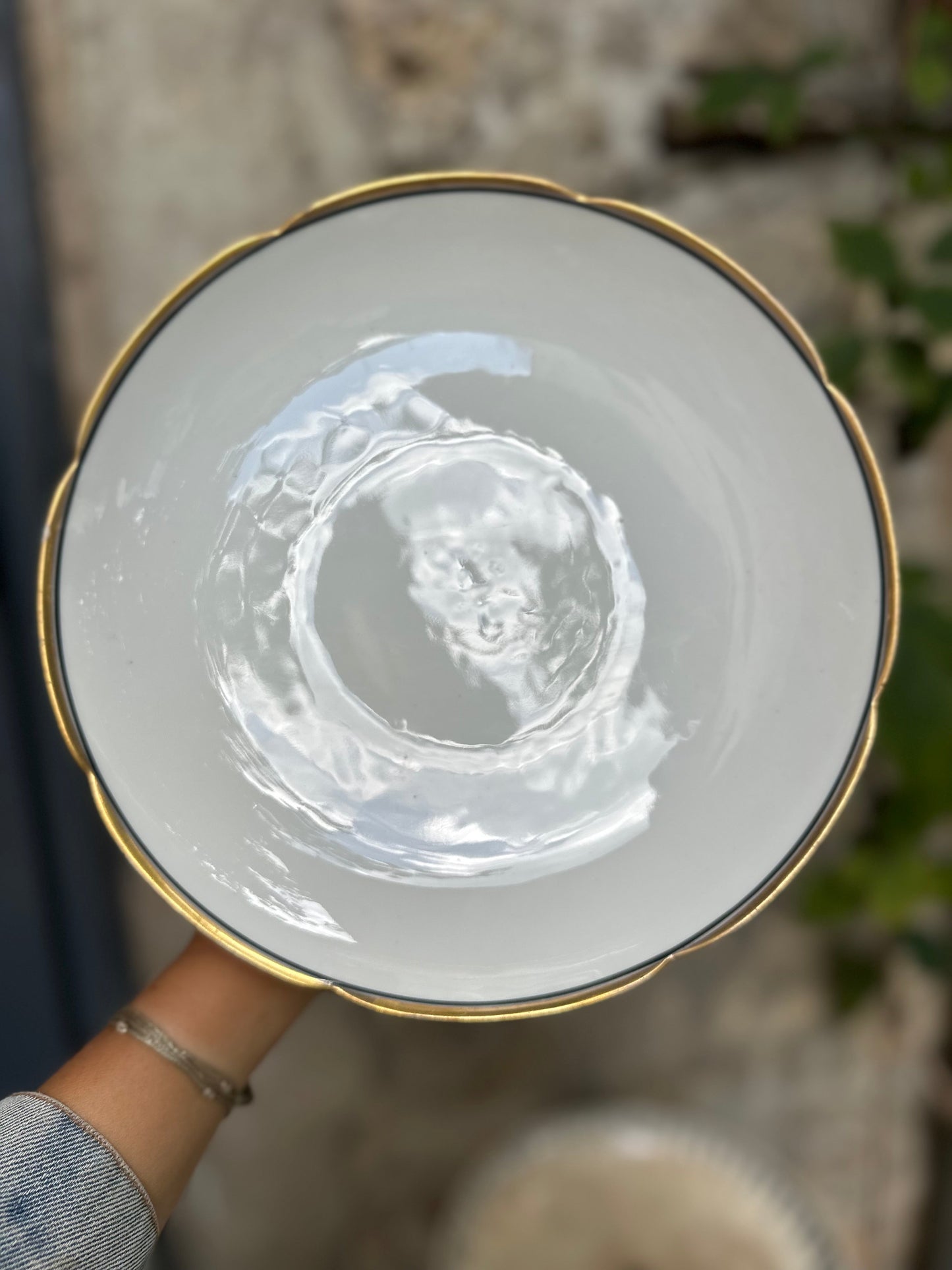 Plat sur pied en porcelaine De Raymonde à Zoé