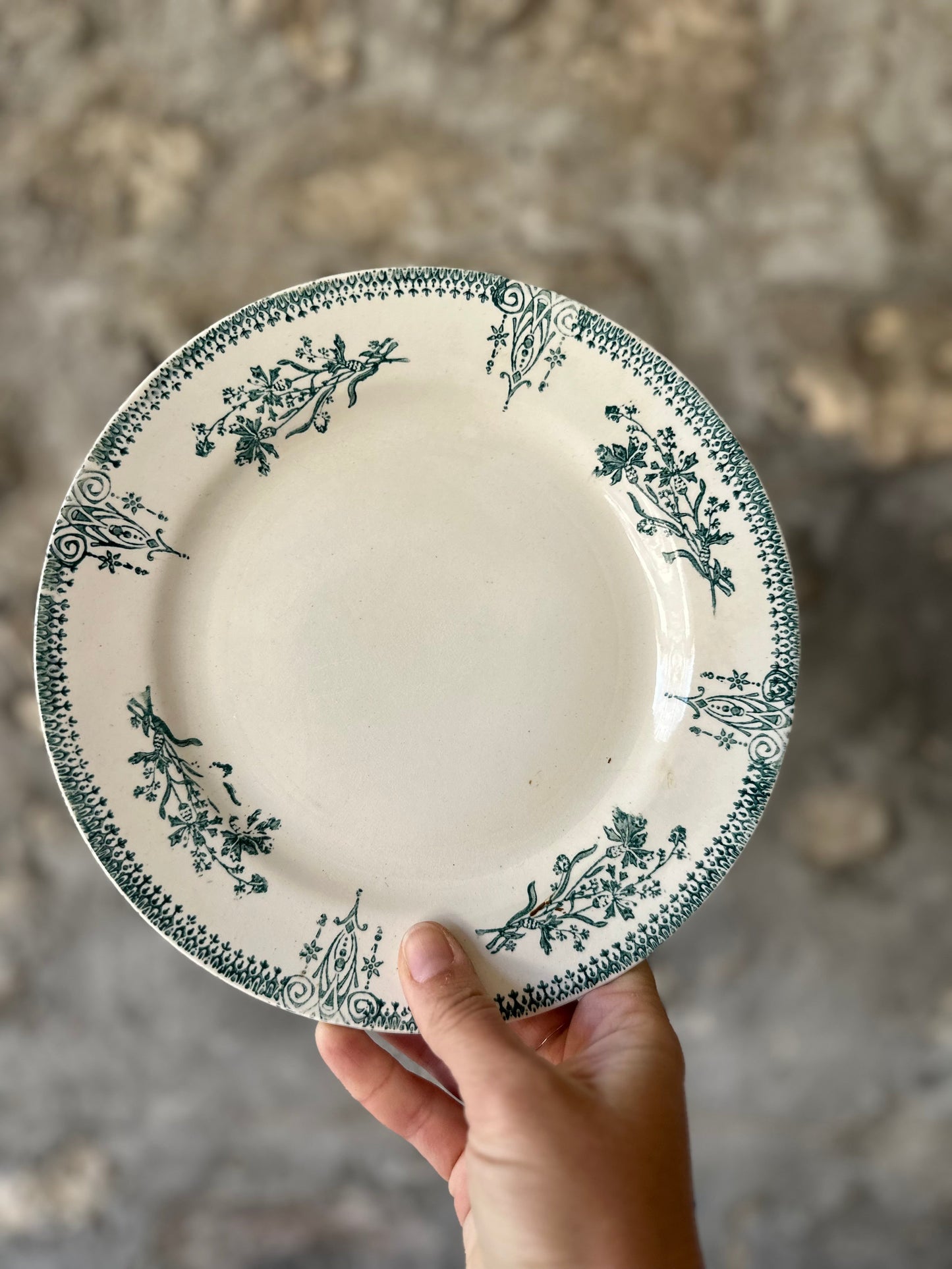 Assiette plate terre de fer De Raymonde à Zoé