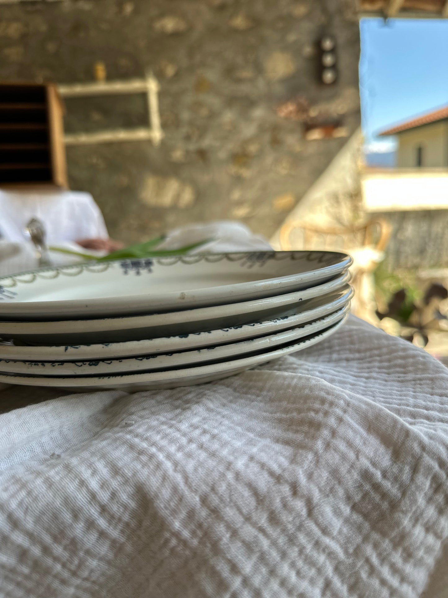 Assiette plate terre de fer De Raymonde à Zoé