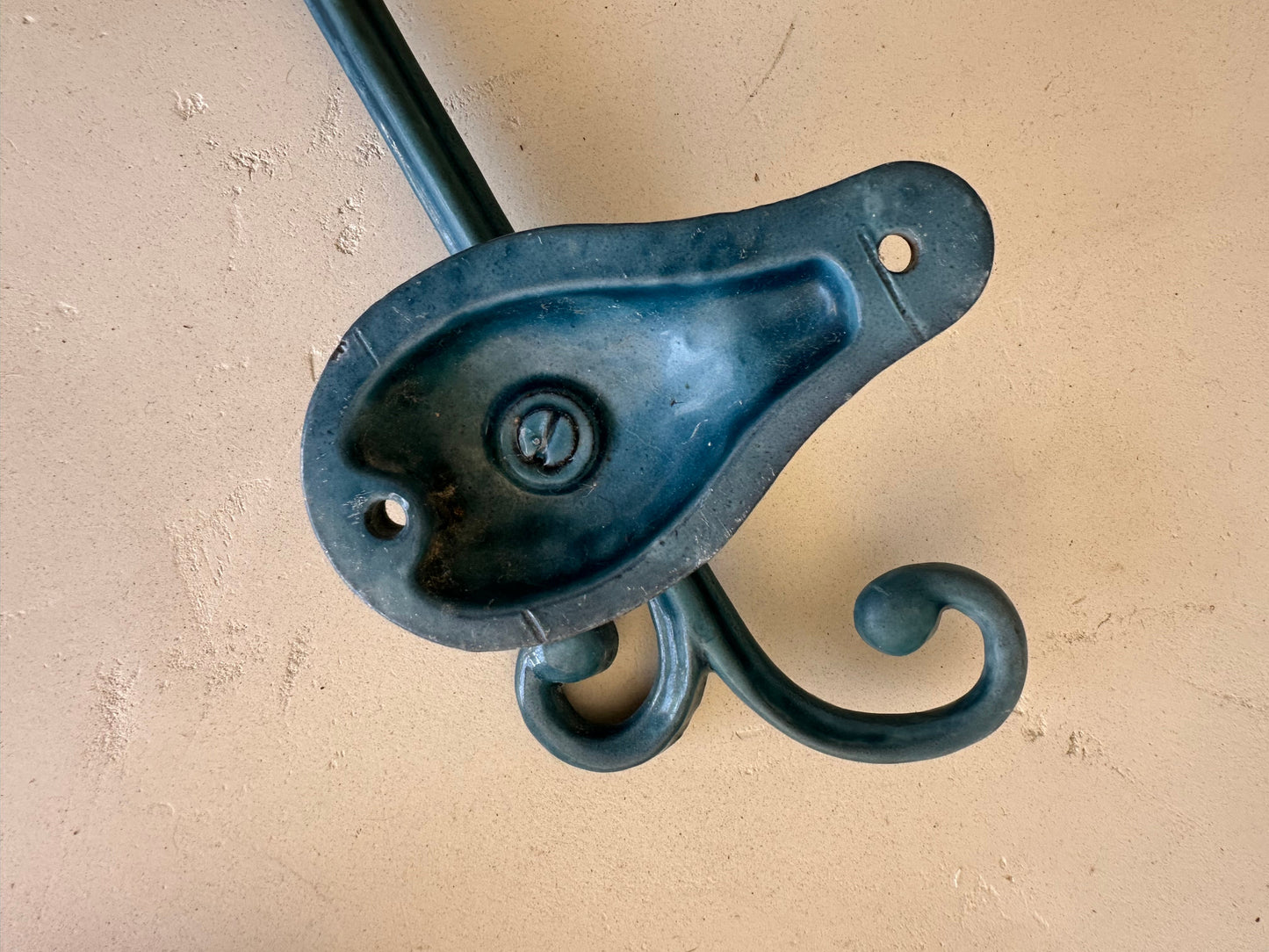 Porte serviette en fonte émaillée De Raymonde à Zoé