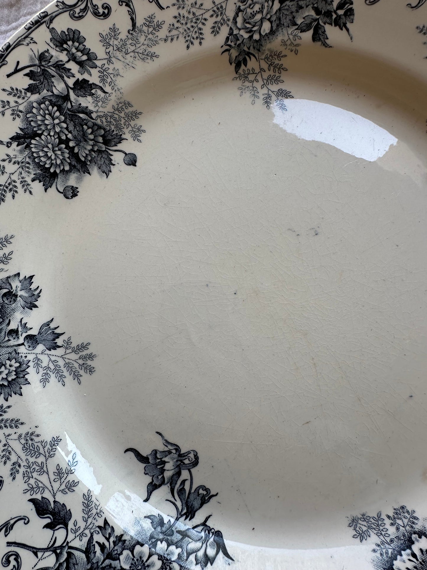 Tres grand plat rond de service en terre de fer De Raymonde à Zoé