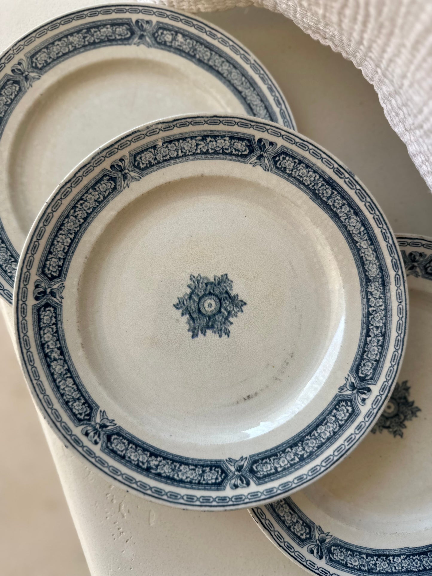5 assiettes terre de fer De Raymonde à Zoé