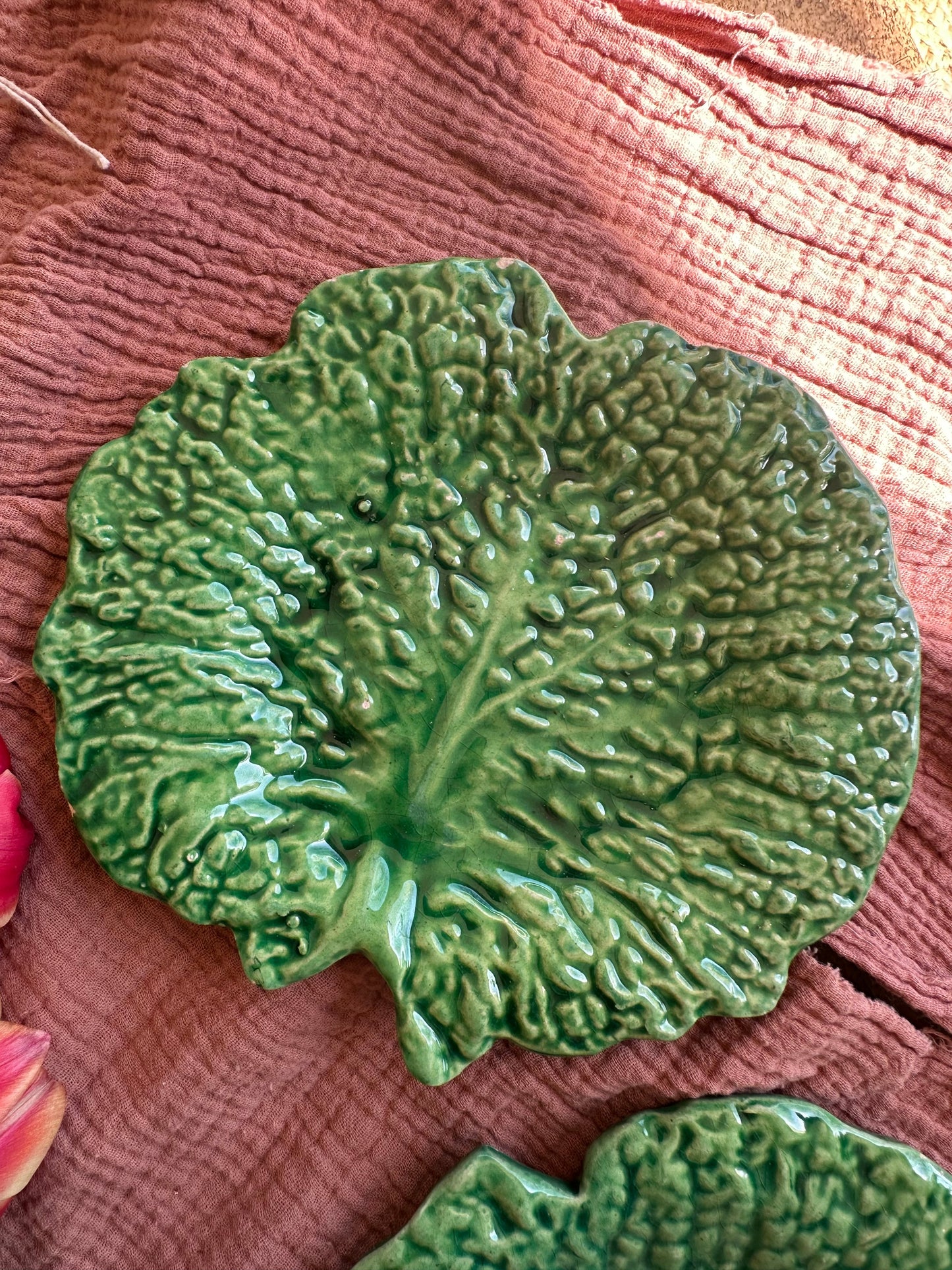 Ensemble de 2 assiettes en barbotine verte De Raymonde à Zoé