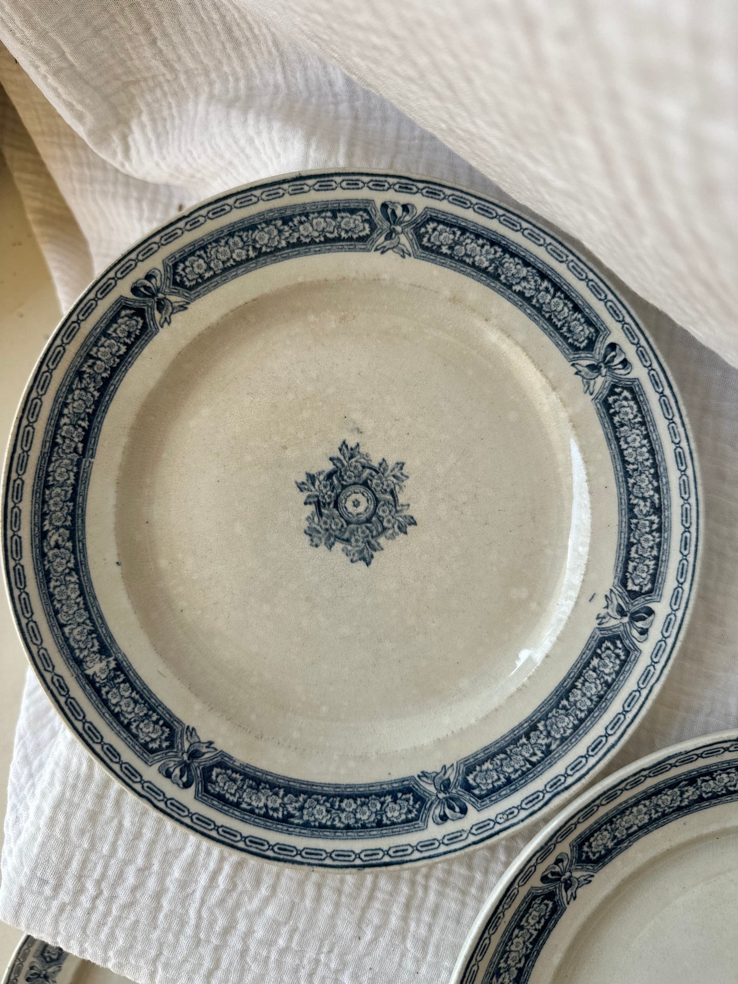 5 assiettes terre de fer De Raymonde à Zoé
