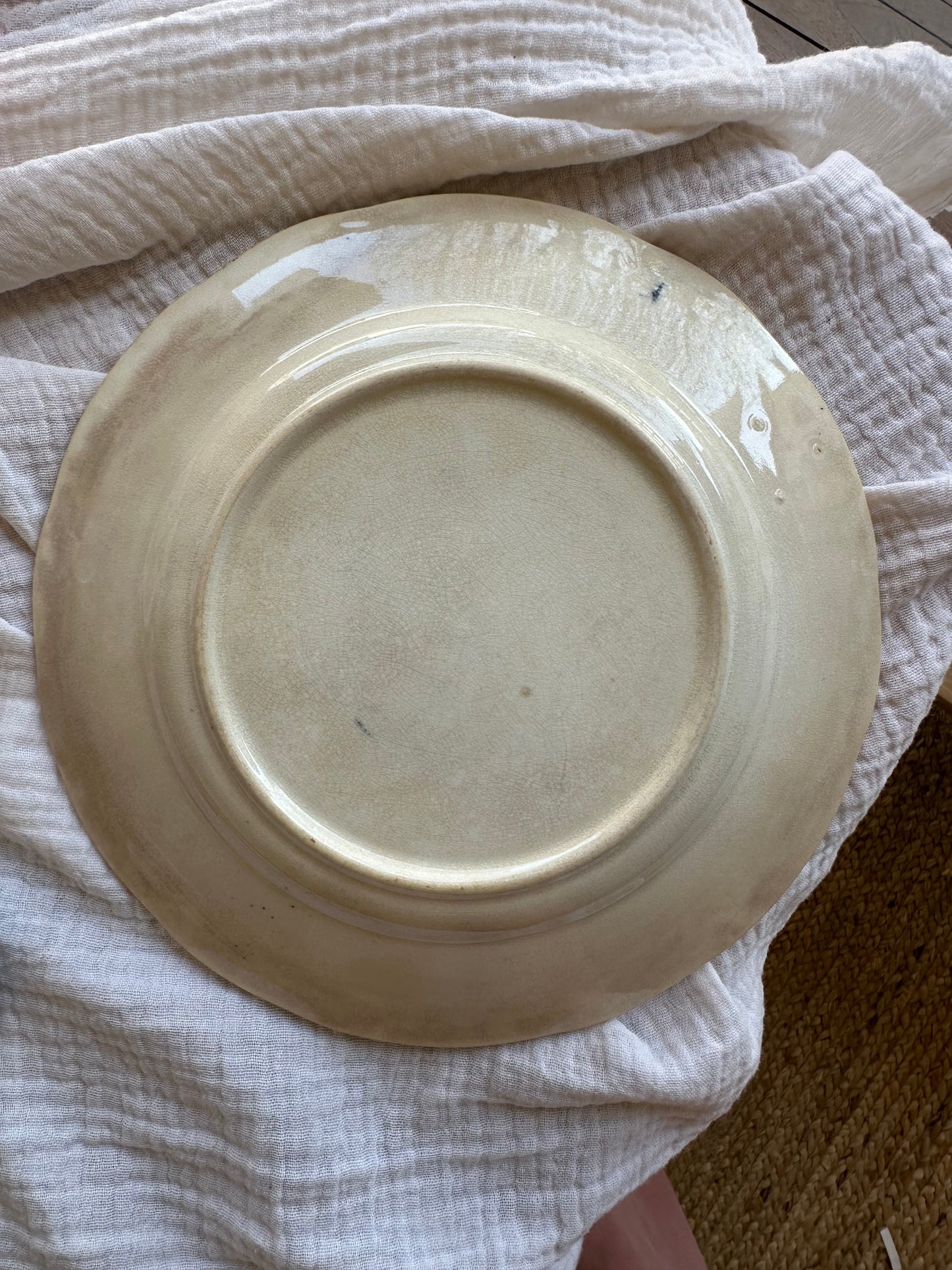Assiette plate terre de fer De Raymonde à Zoé