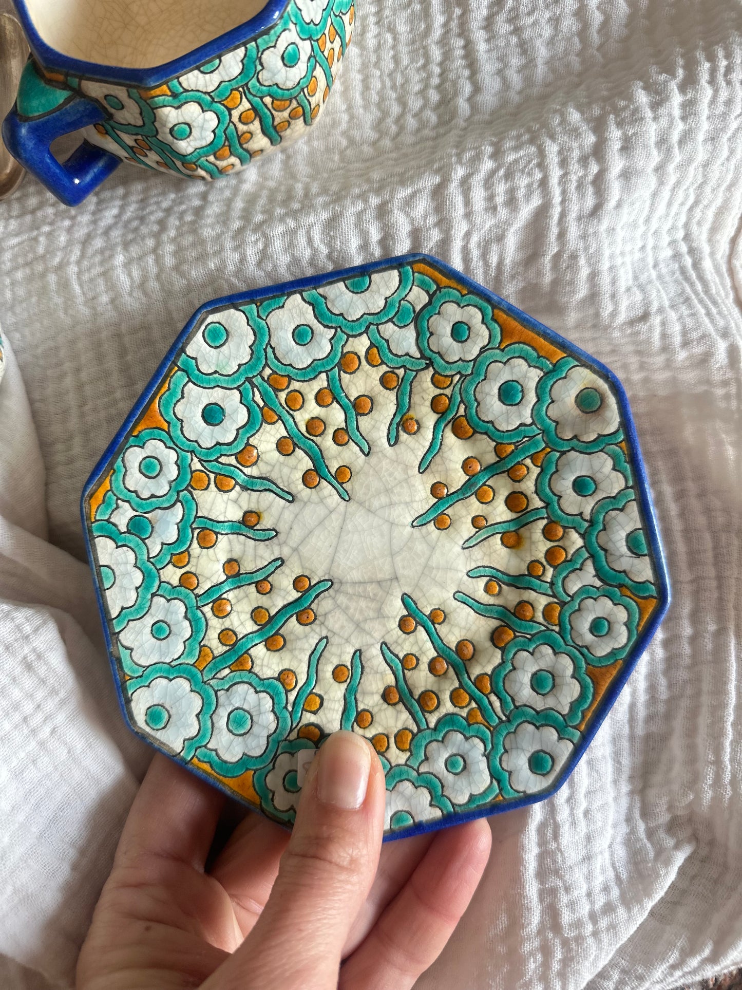 Ensemble rare de 2 tasses et 1 soucoupe assorties en faïence Longwy