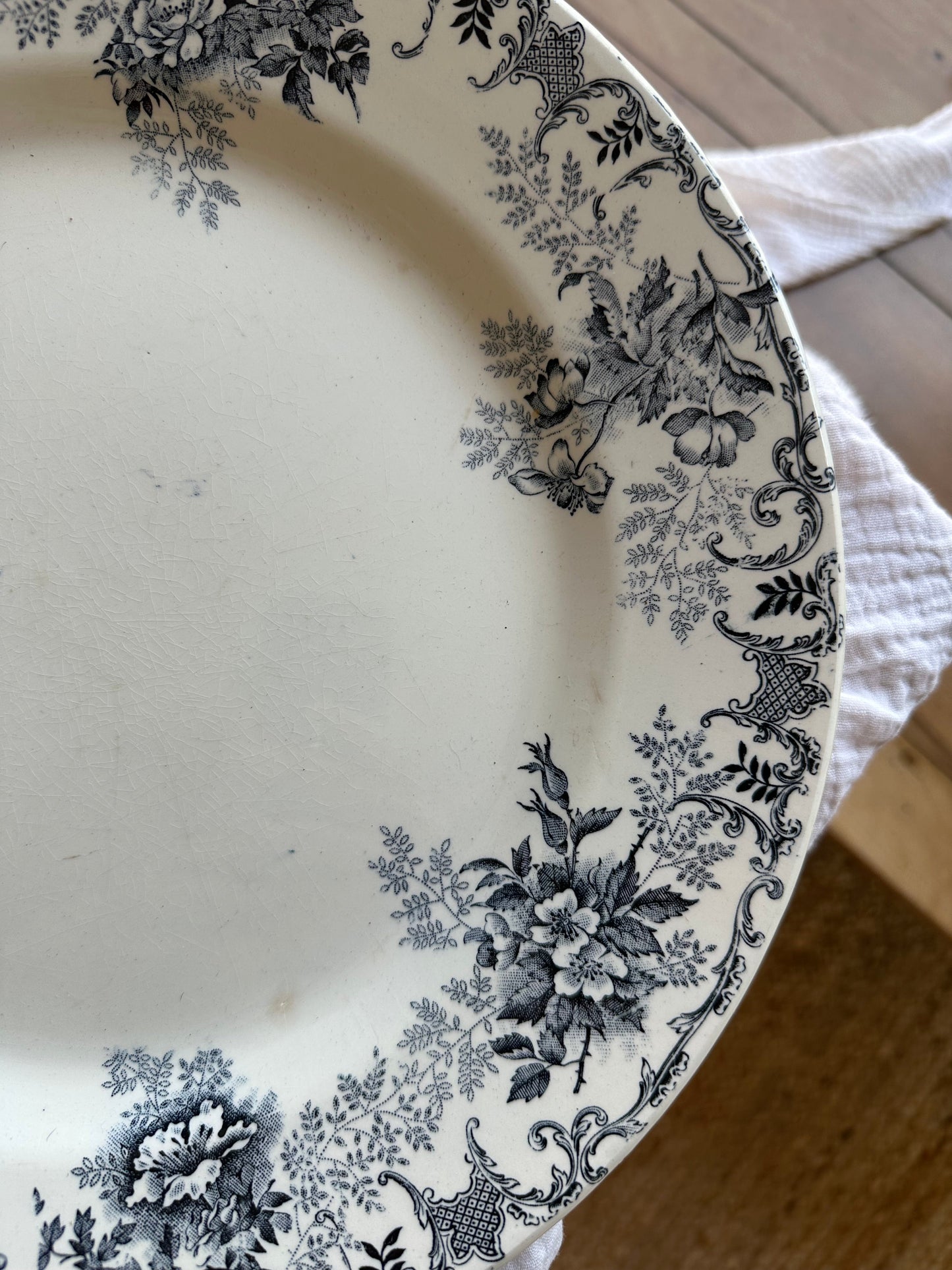 Tres grand plat rond de service en terre de fer De Raymonde à Zoé