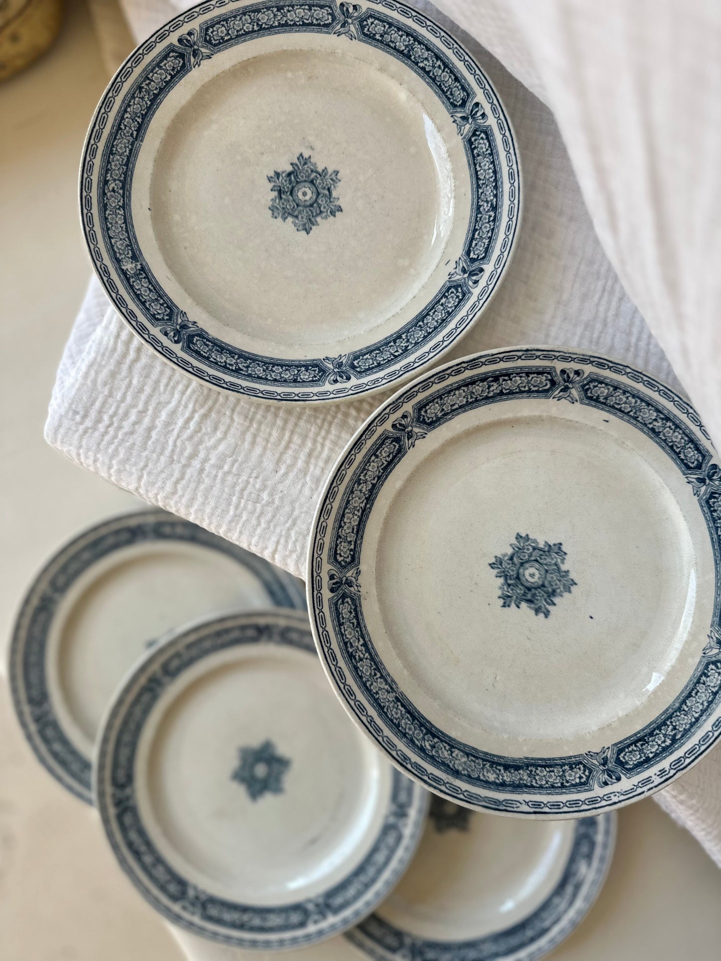 5 assiettes terre de fer De Raymonde à Zoé