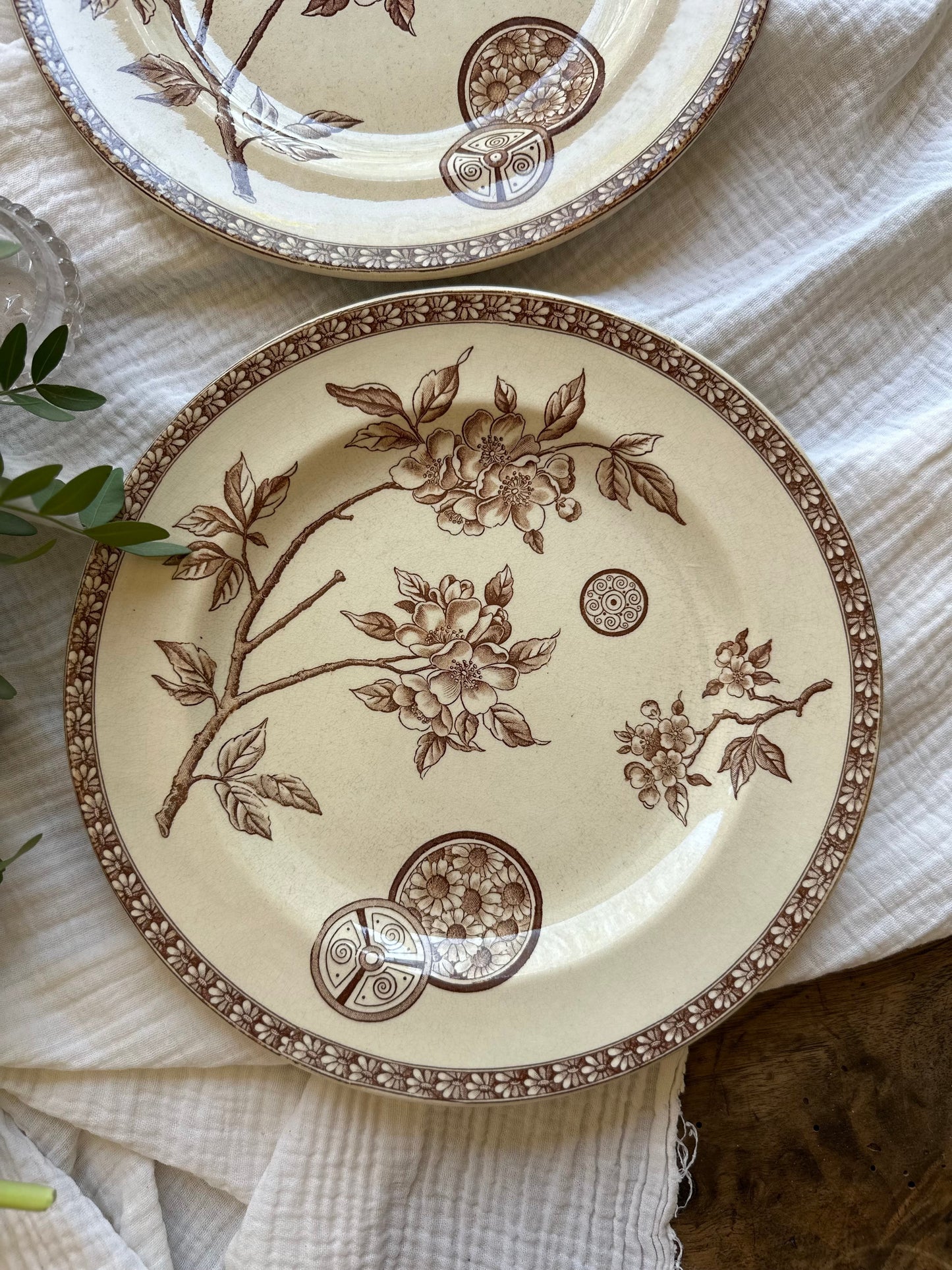 Duo d’assiettes plates terre de fer De Raymonde à Zoé
