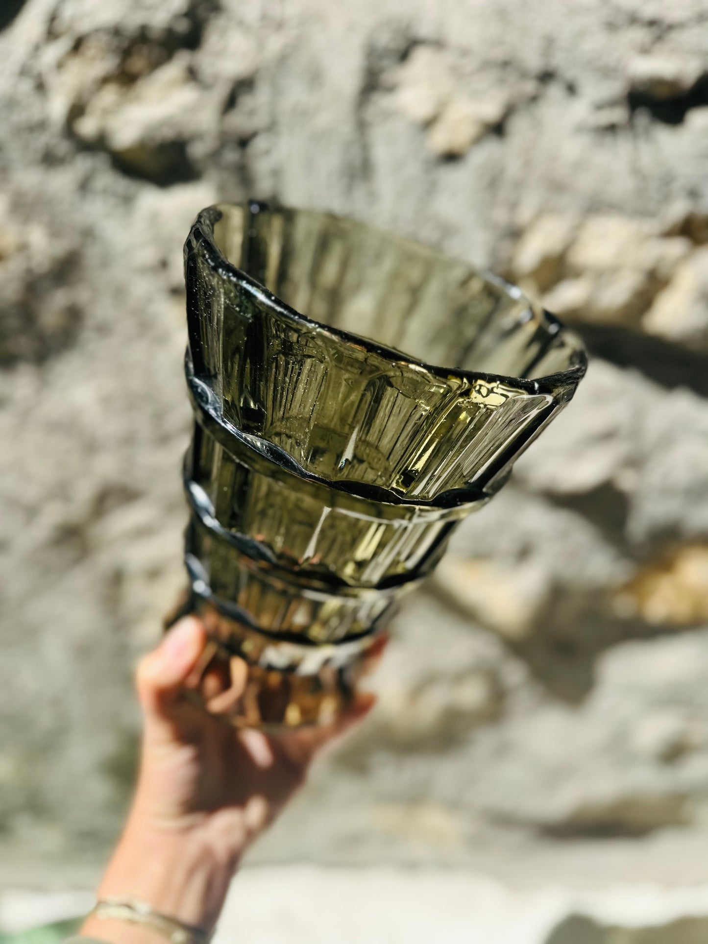 Vase vintage verre fumé De Raymonde à Zoé