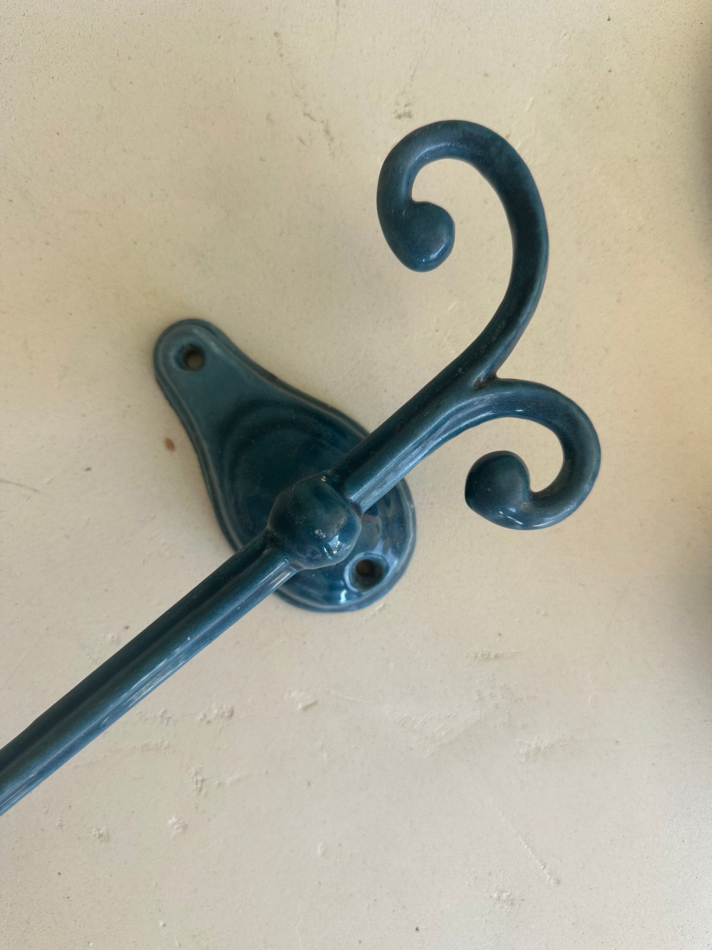 Porte serviette en fonte émaillée De Raymonde à Zoé