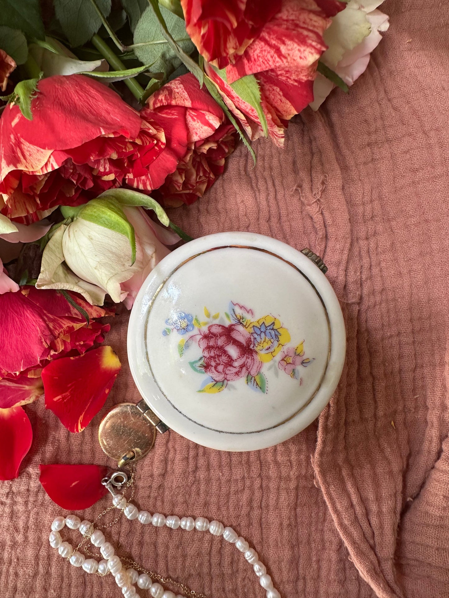 Boite à bijoux en porcelaine fleurie petit modèle De Raymonde à Zoé