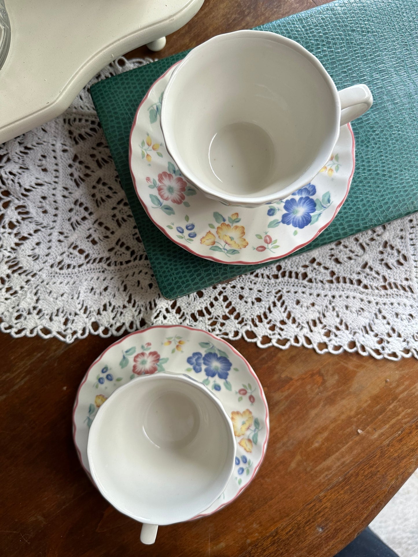 Duo de tasses à thé/cafe allongé et leur soucoupe assortie. De Raymonde à Zoé