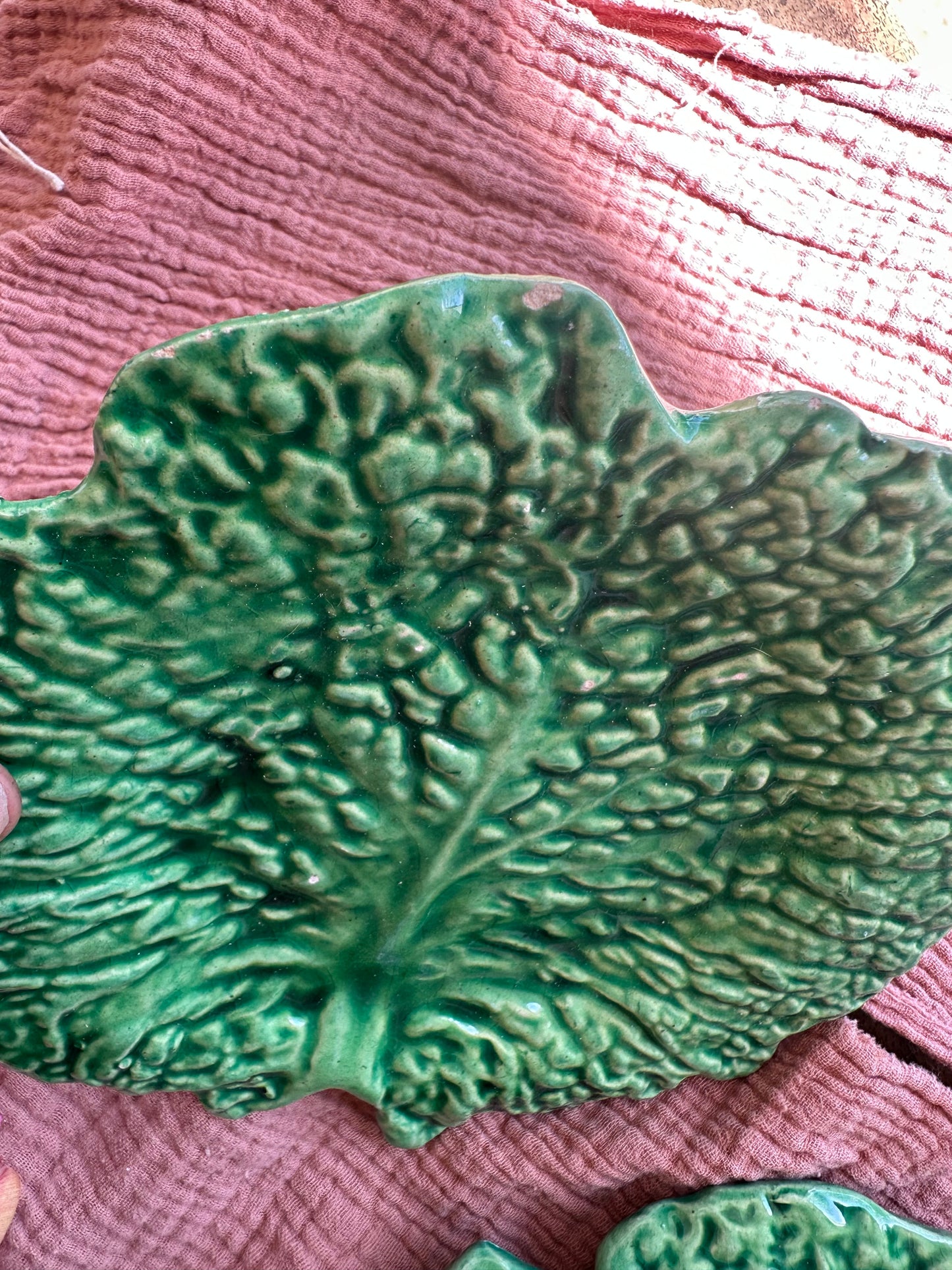 Ensemble de 2 assiettes en barbotine verte De Raymonde à Zoé