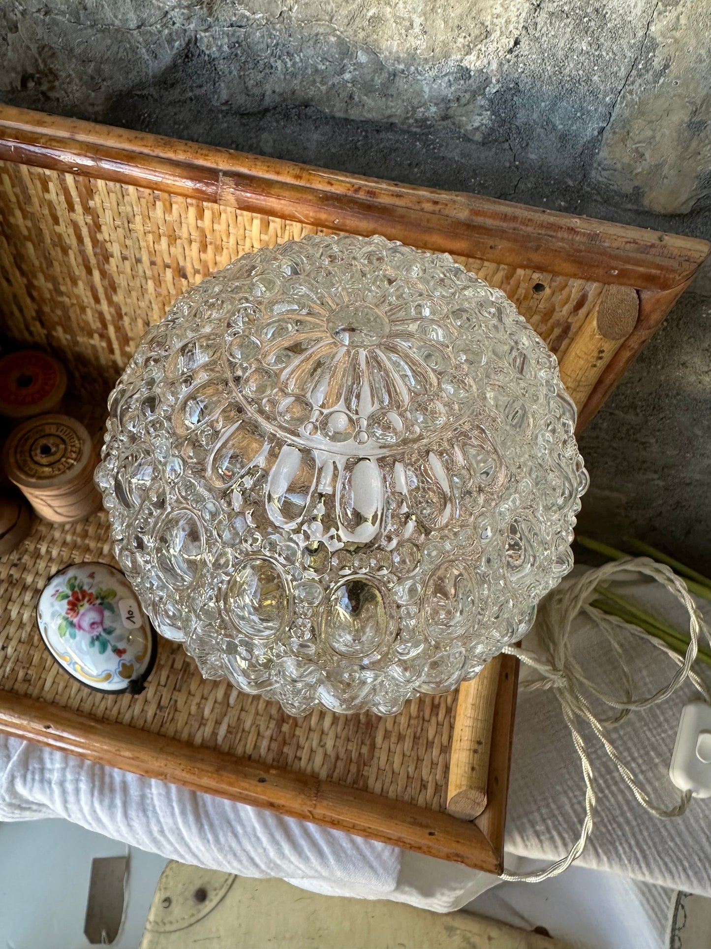 Lampe sur pied, globe chiné et cordon torsadé ivoire en tissu De Raymonde à Zoé