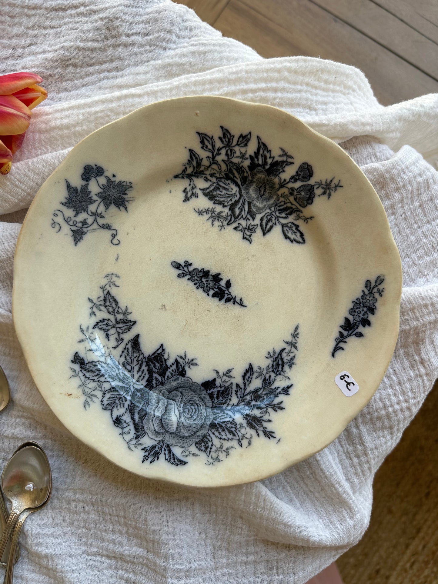 Assiette plate terre de fer De Raymonde à Zoé