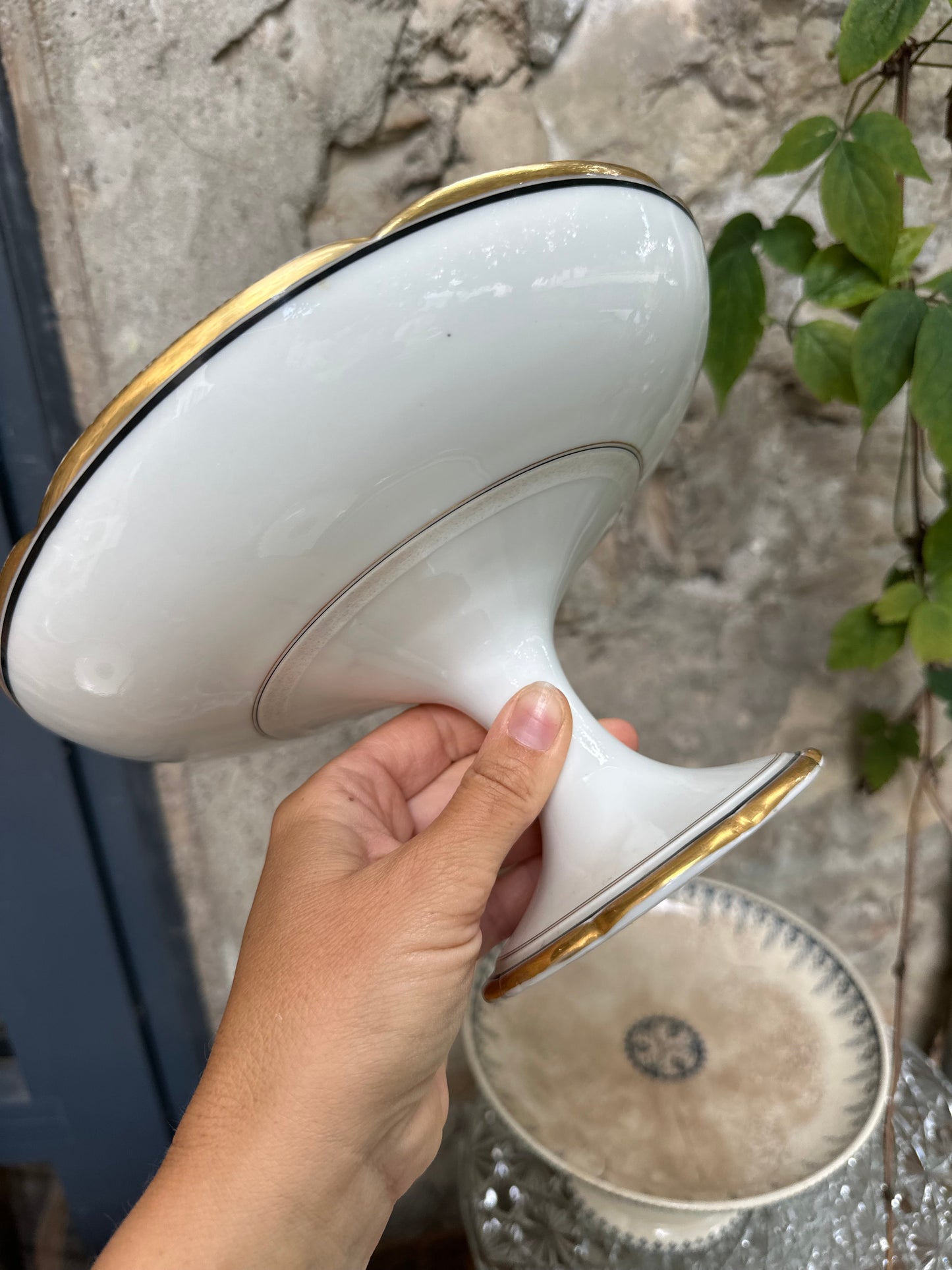 Plat sur pied en porcelaine De Raymonde à Zoé