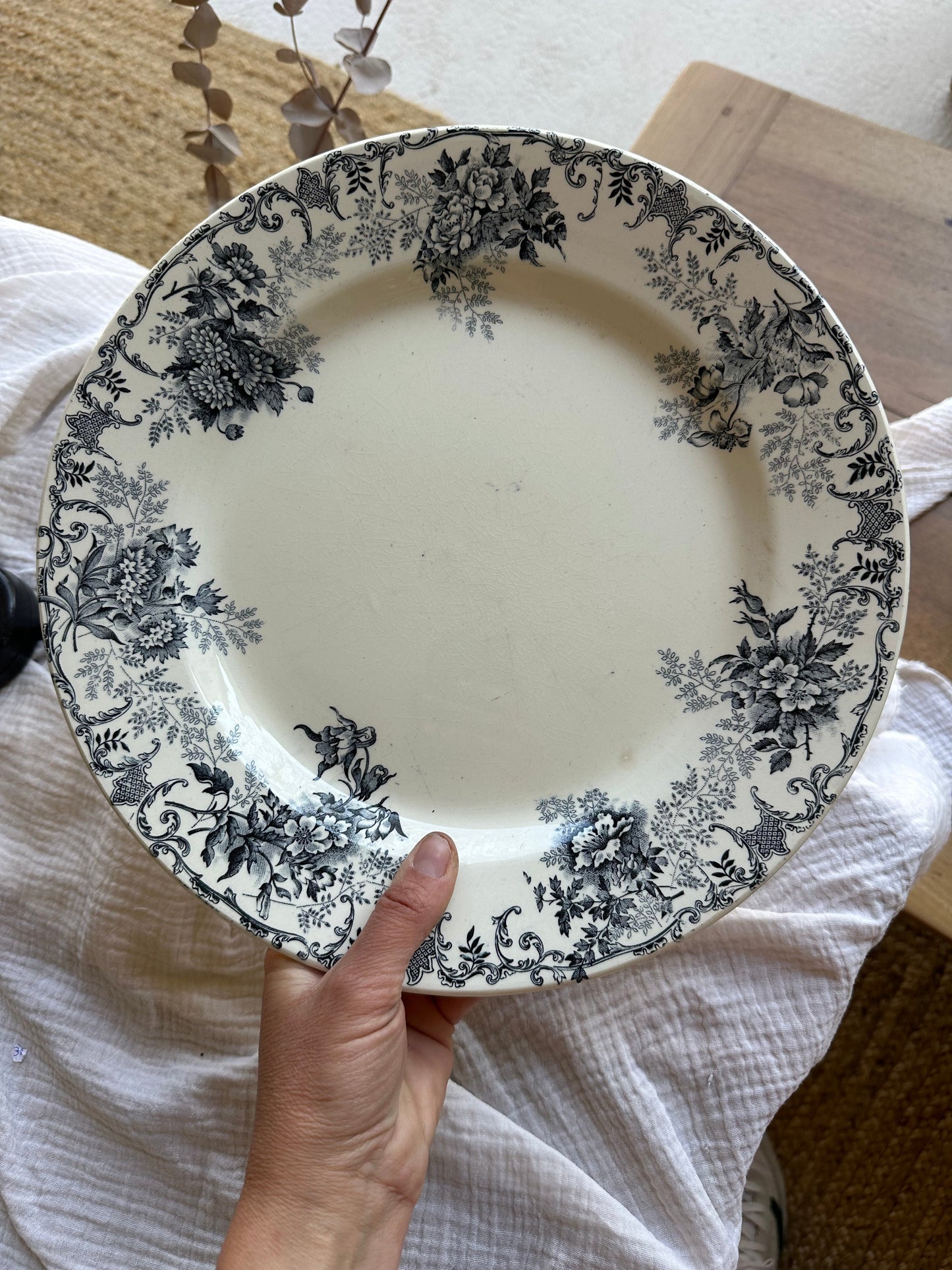 Tres grand plat rond de service en terre de fer De Raymonde à Zoé