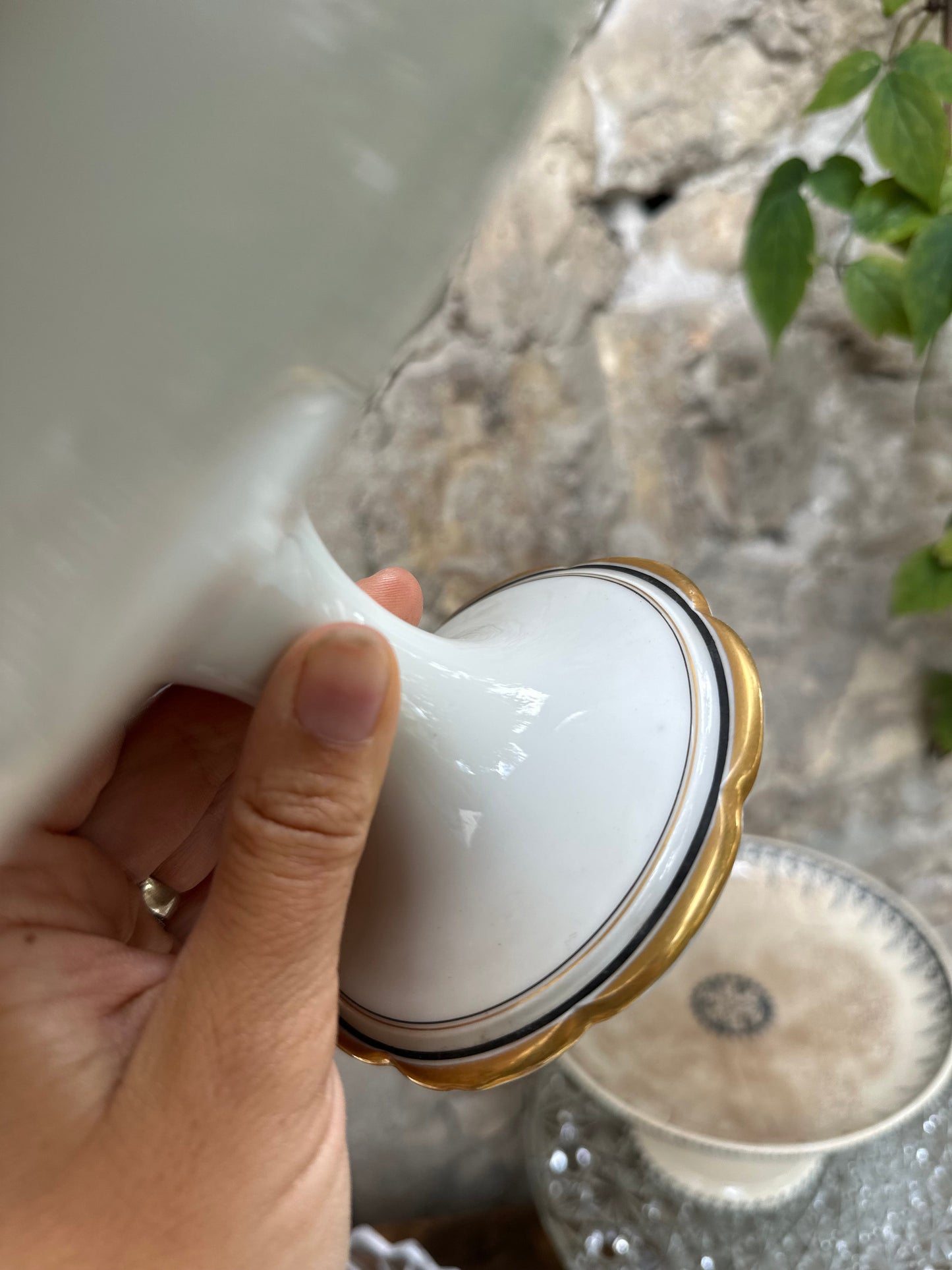 Plat sur pied en porcelaine De Raymonde à Zoé
