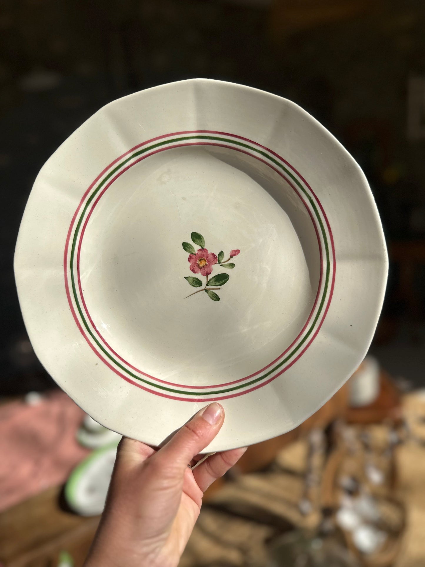 Plat rond plat en faience décor fleuri De Raymonde à Zoé
