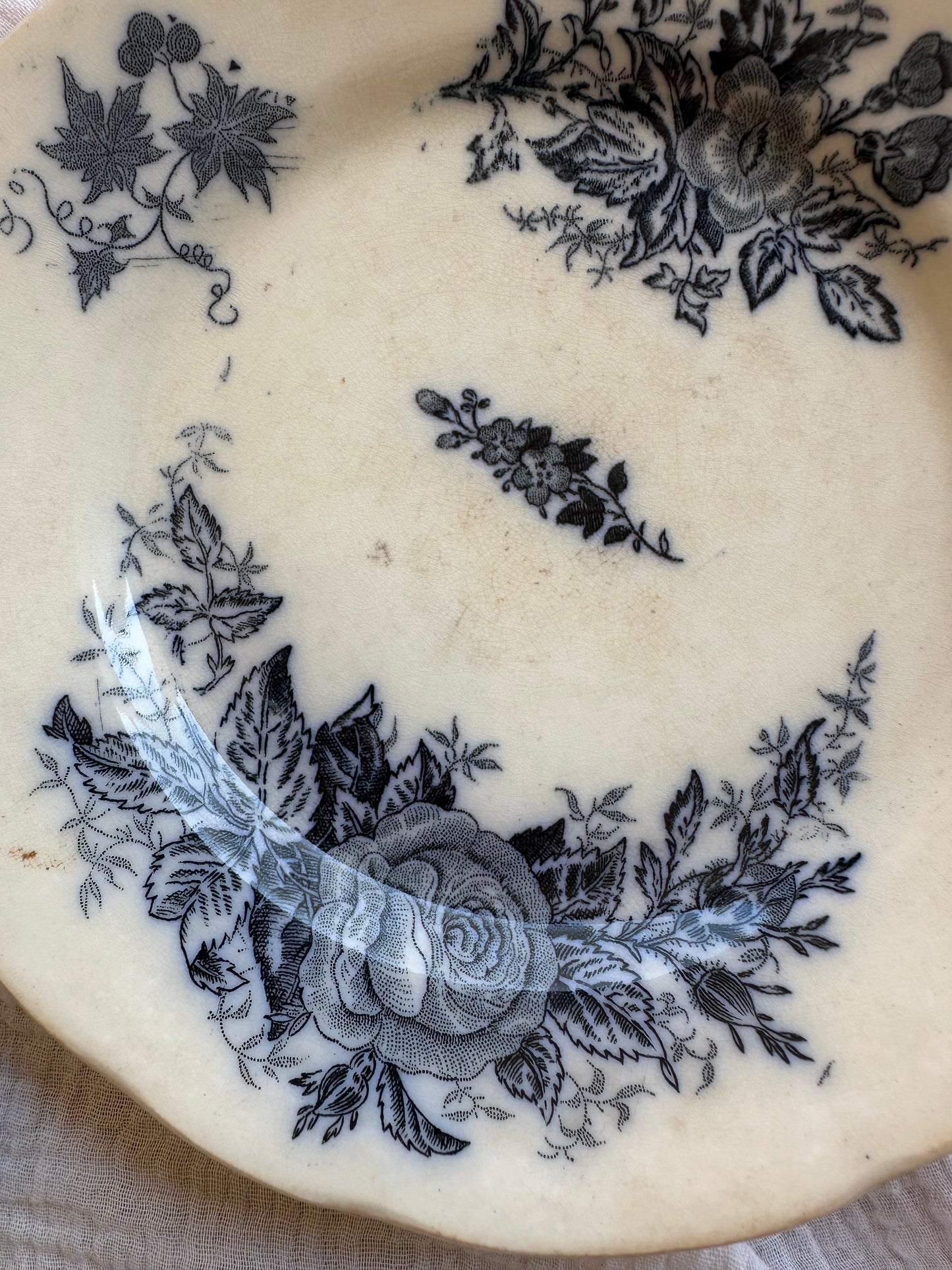 Assiette plate terre de fer De Raymonde à Zoé