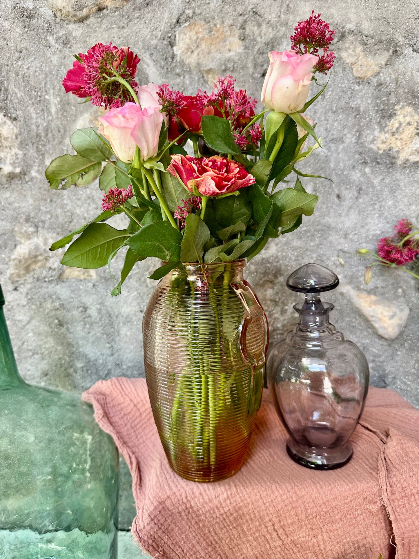 Vase vinrage rose en verre De Raymonde à Zoé