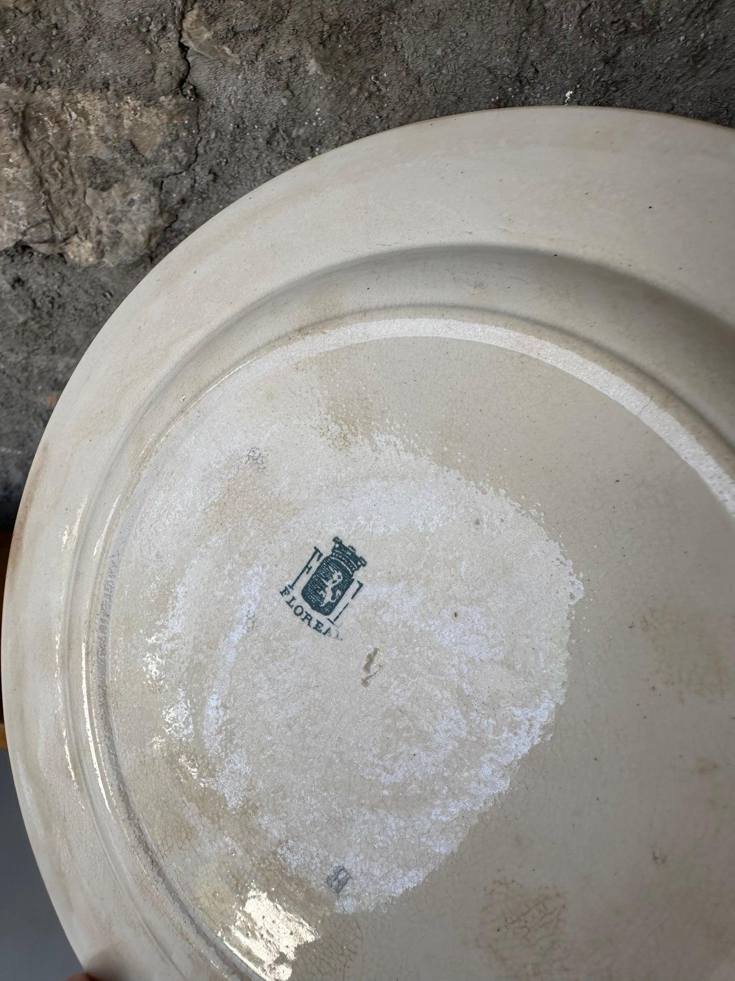 Grand plat rond de service en terre de fer De Raymonde à Zoé