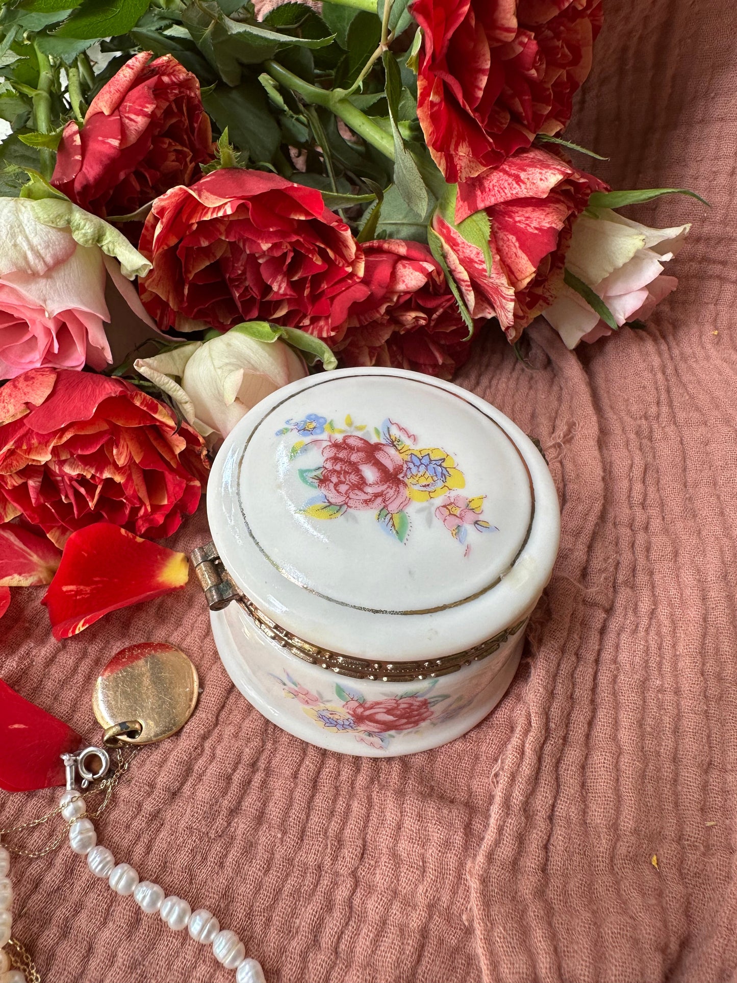 Boite à bijoux en porcelaine fleurie petit modèle De Raymonde à Zoé