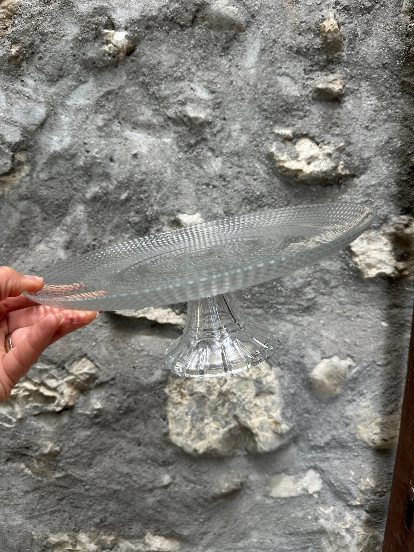 Plat sur pied en verre moulé De Raymonde à Zoé